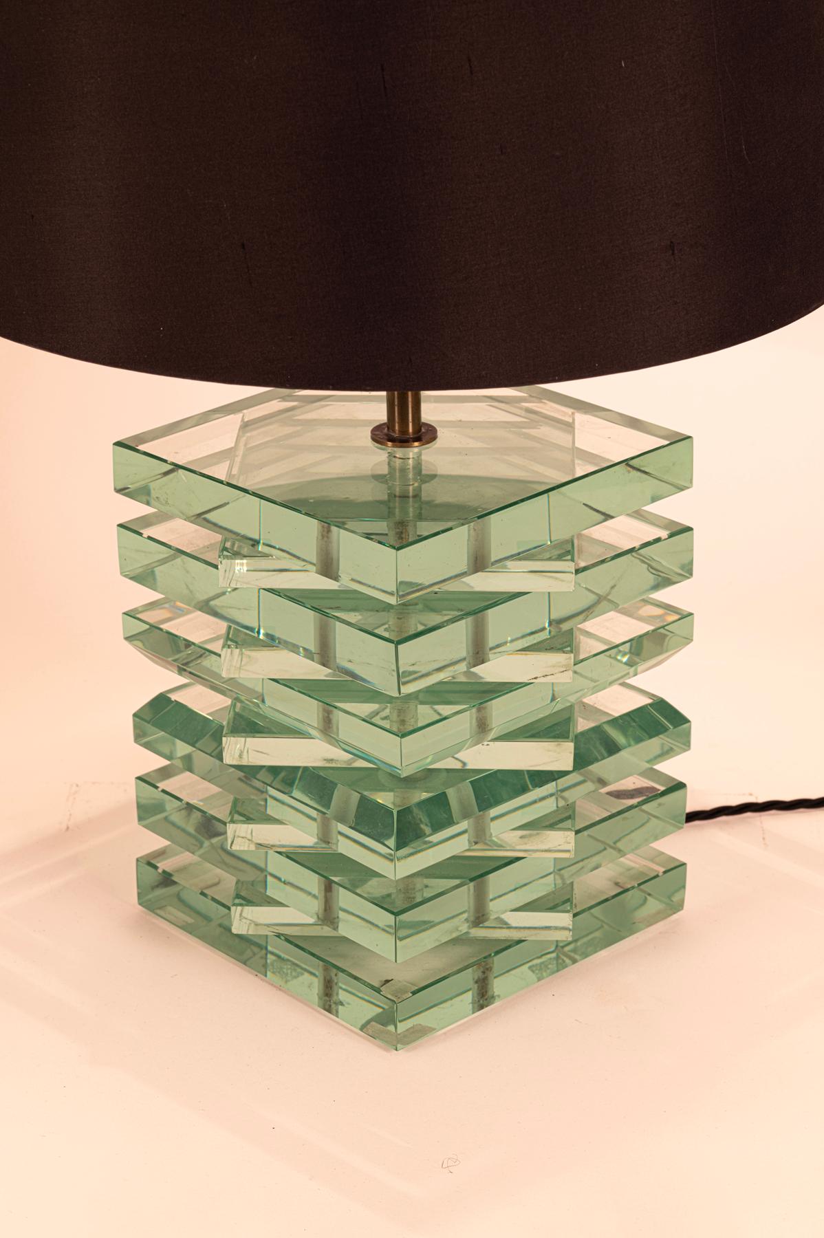 Lampe de table en verre taillé lourd en vente 1