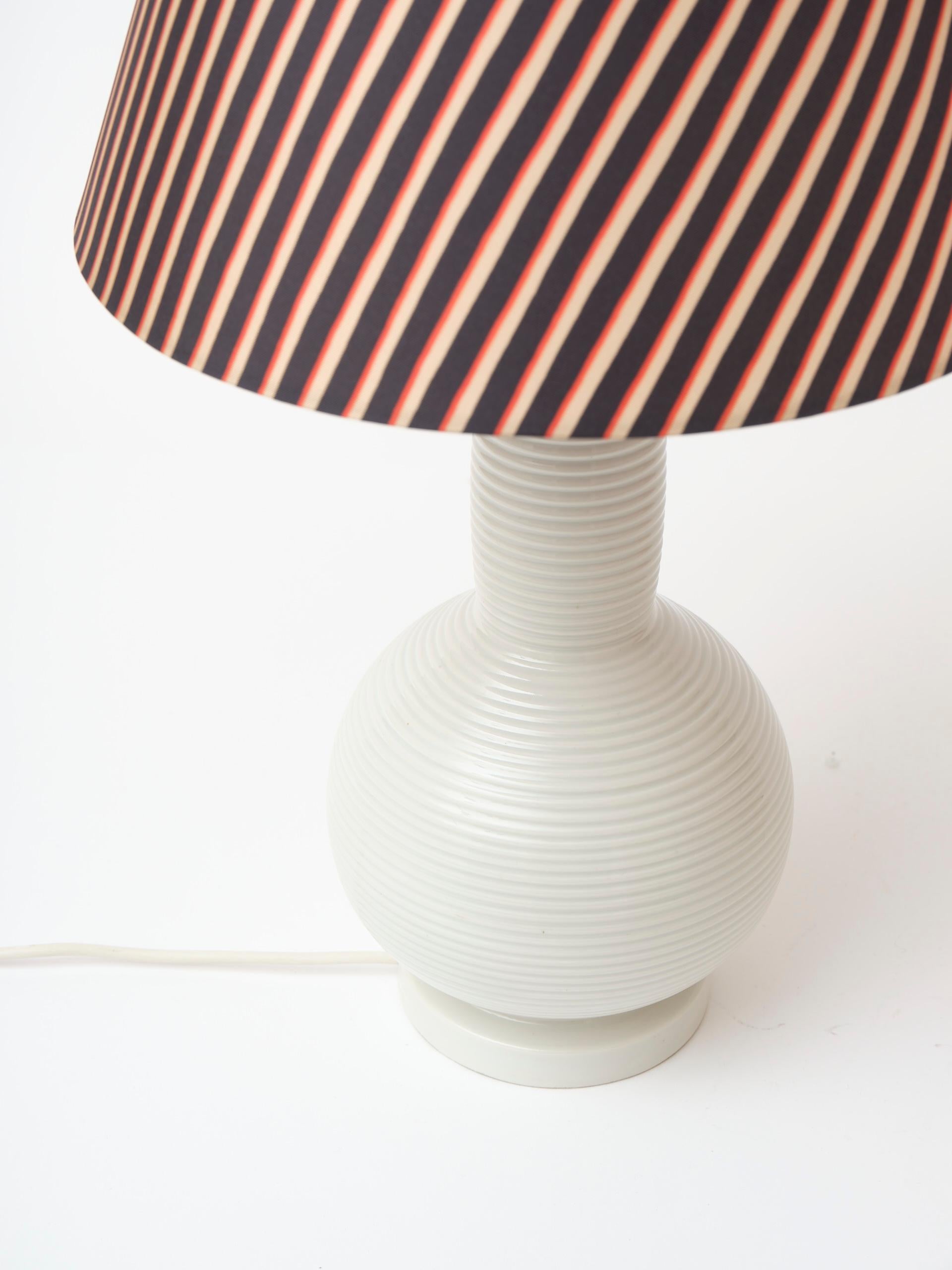 Heavy Danish midcentury table lamp in white rifled porcelain In Good Condition For Sale In Frederiksberg C, DK