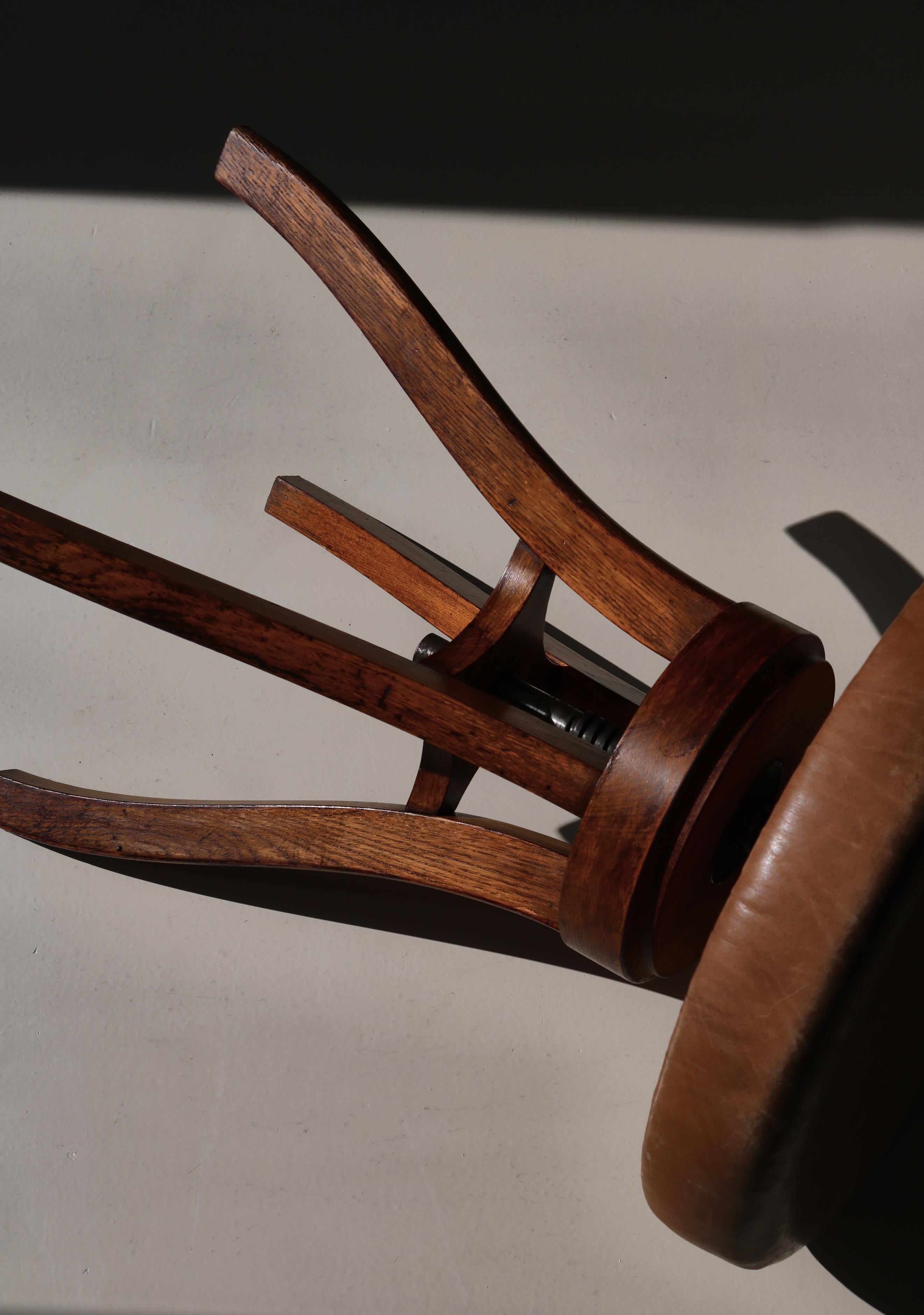 Schwerer dänischer moderner Drehhocker aus patiniertem Leder und Eiche, Fritz Hansen, 1930er Jahre im Angebot 4