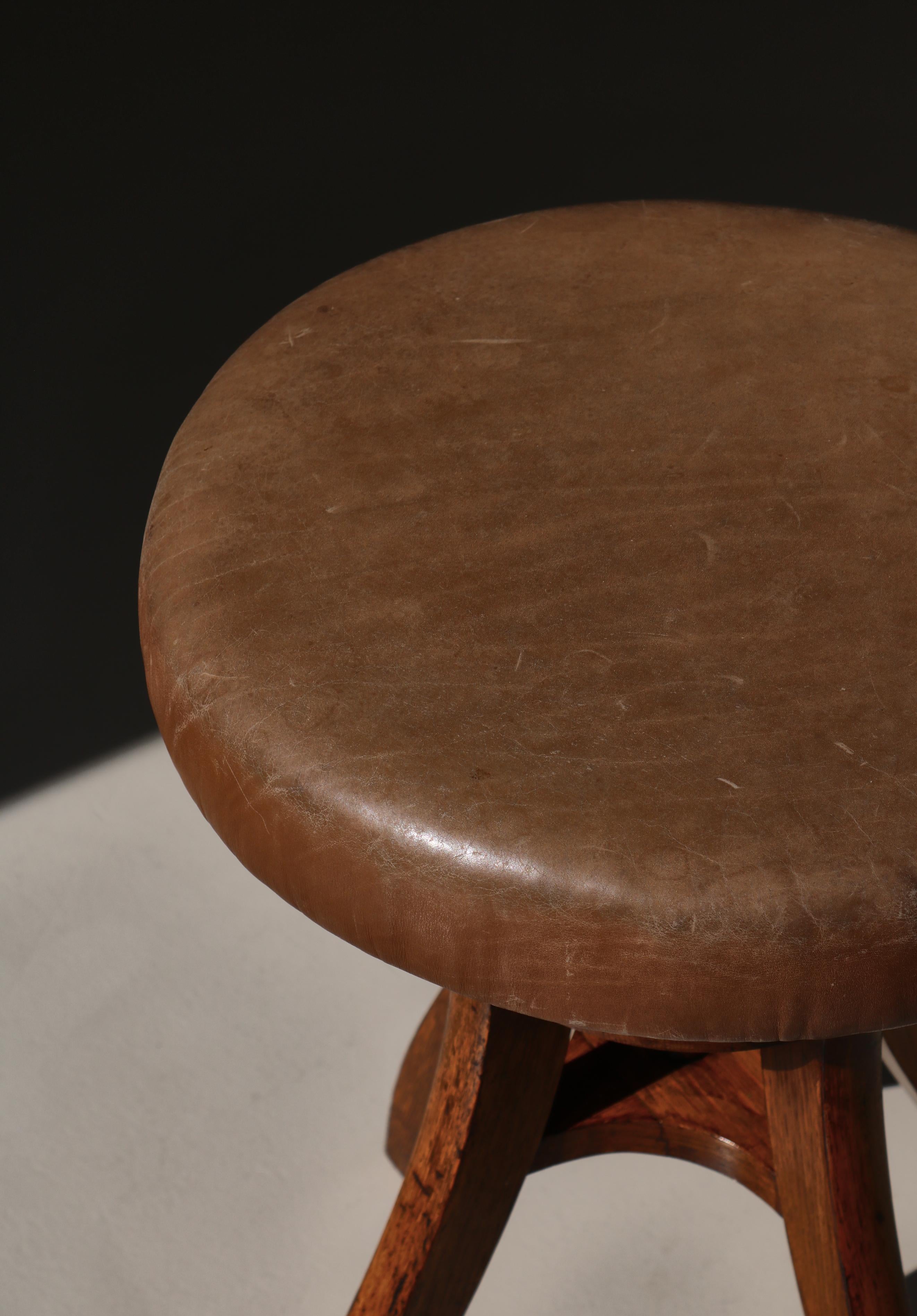 Schwerer dänischer moderner Drehhocker aus patiniertem Leder und Eiche, Fritz Hansen, 1930er Jahre im Angebot 6