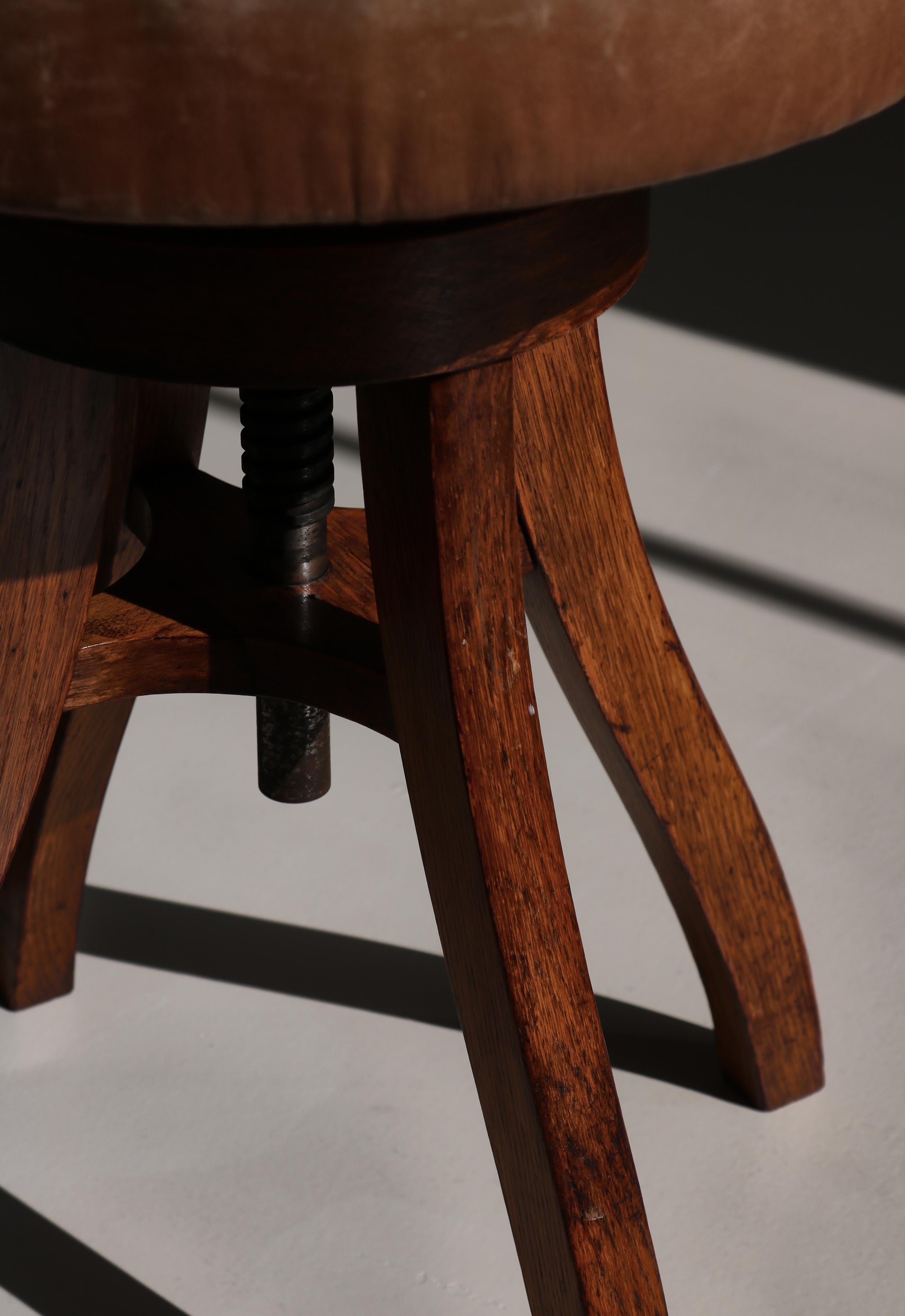 Schwerer dänischer moderner Drehhocker aus patiniertem Leder und Eiche, Fritz Hansen, 1930er Jahre im Angebot 7