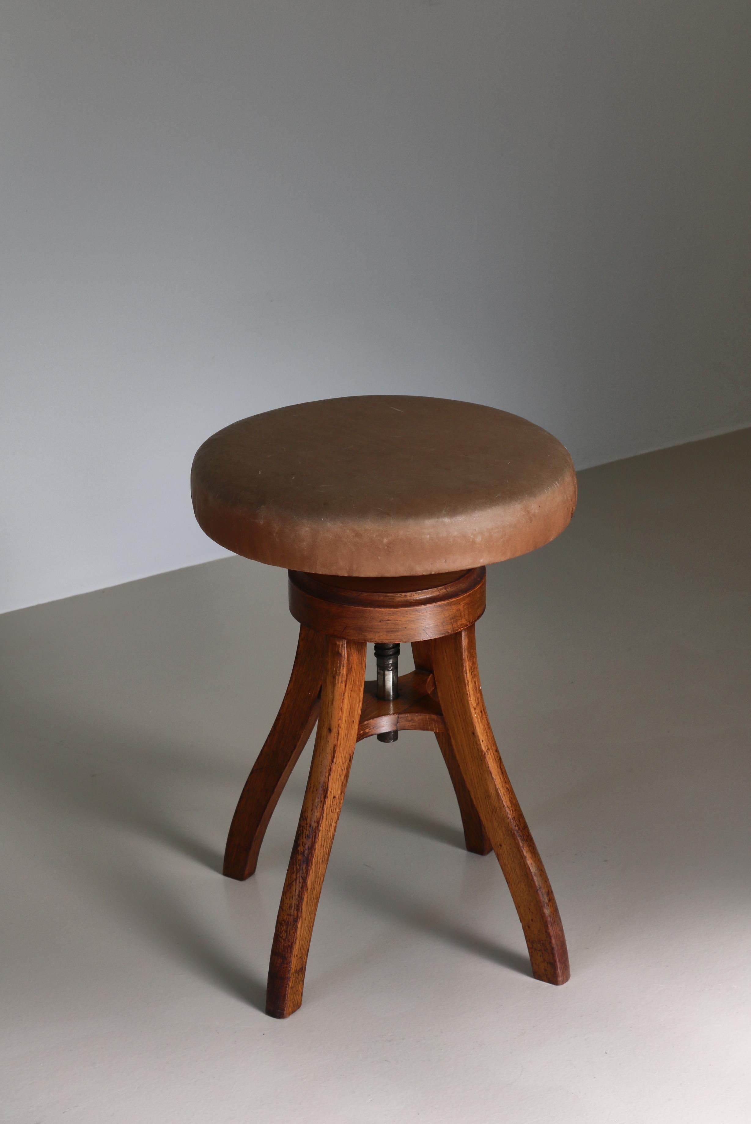 Schwerer dänischer moderner Drehhocker aus patiniertem Leder und Eiche, Fritz Hansen, 1930er Jahre (Skandinavische Moderne) im Angebot