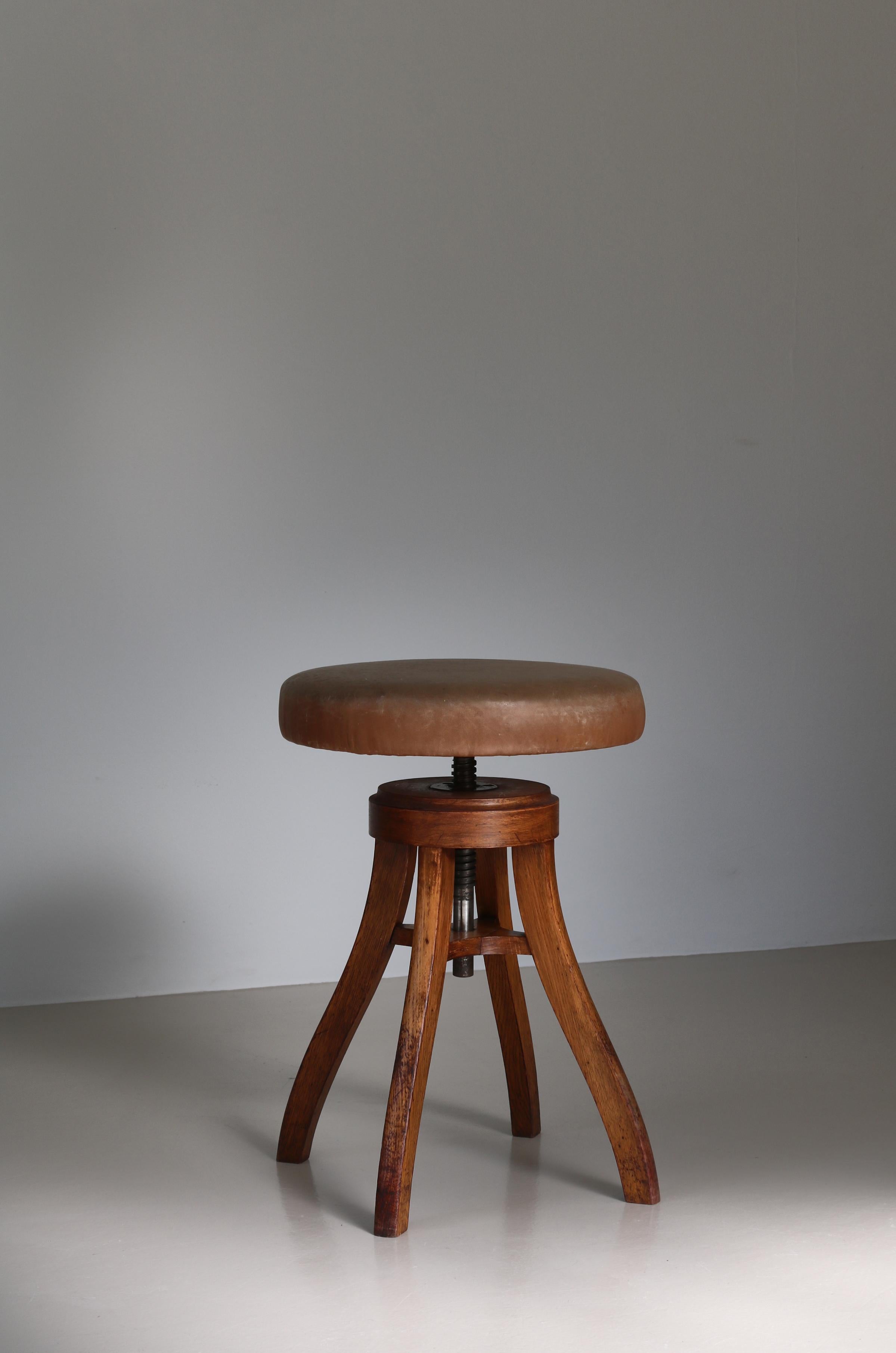 Schwerer dänischer moderner Drehhocker aus patiniertem Leder und Eiche, Fritz Hansen, 1930er Jahre (Dänisch) im Angebot