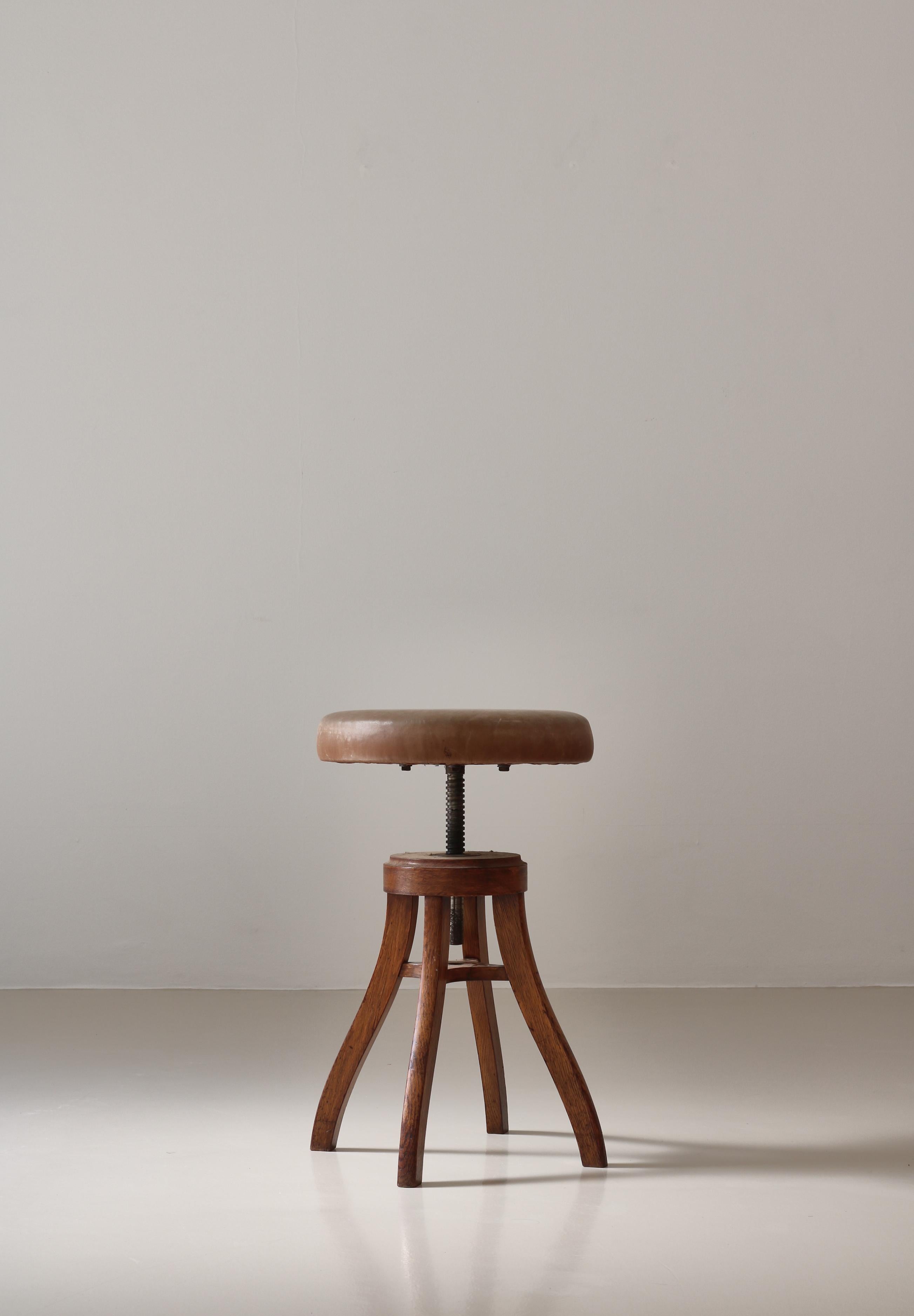 Schwerer dänischer moderner Drehhocker aus patiniertem Leder und Eiche, Fritz Hansen, 1930er Jahre im Zustand „Gut“ im Angebot in Odense, DK