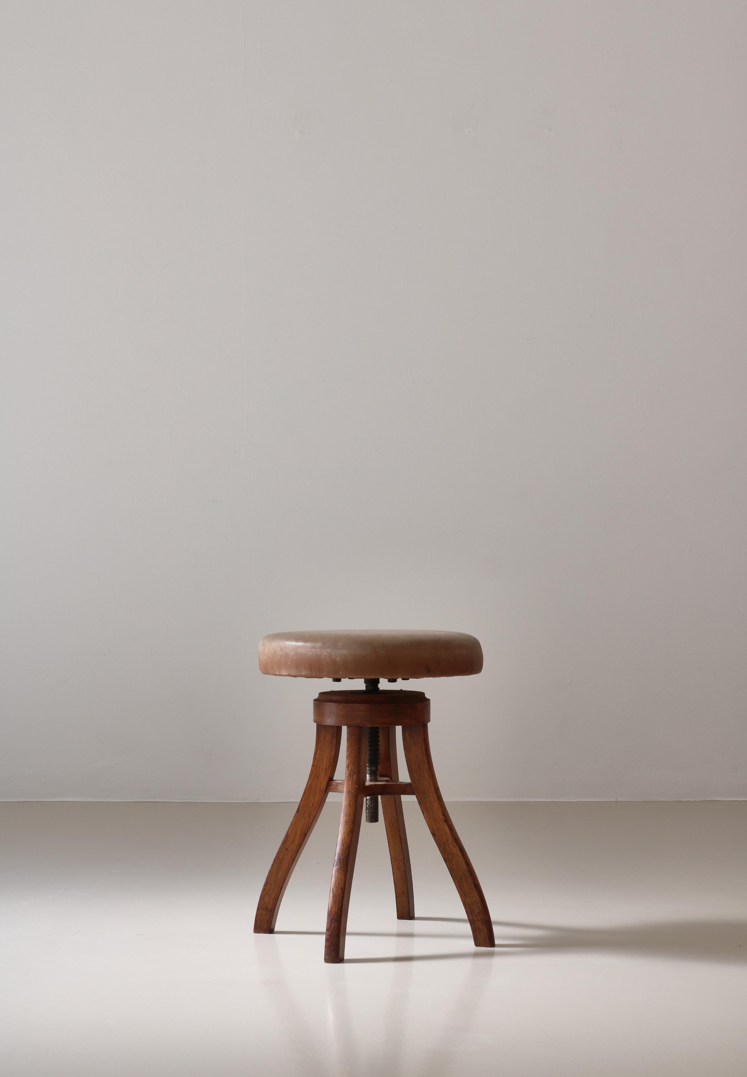 Schwerer dänischer moderner Drehhocker aus patiniertem Leder und Eiche, Fritz Hansen, 1930er Jahre (Mitte des 20. Jahrhunderts) im Angebot