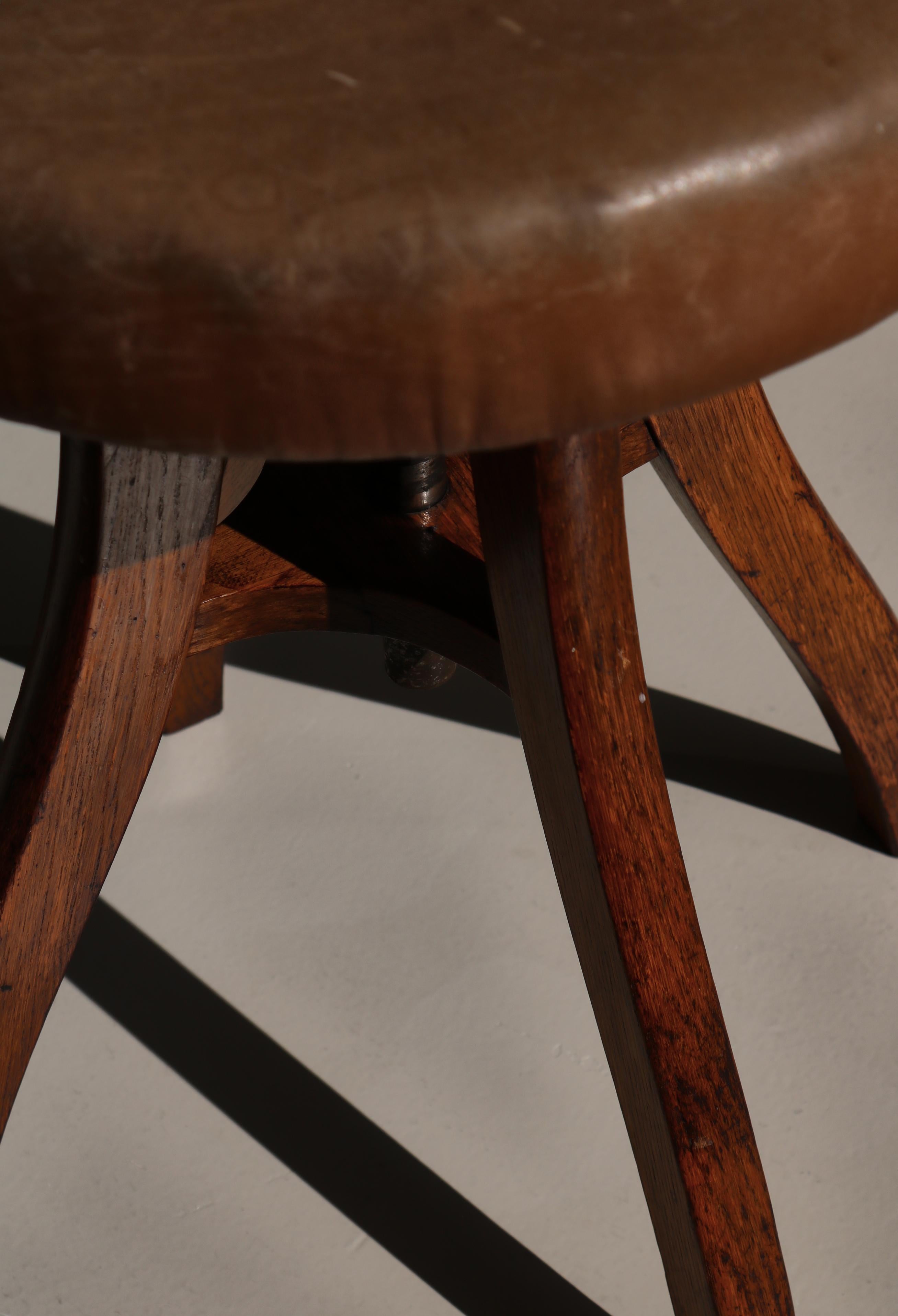 Schwerer dänischer moderner Drehhocker aus patiniertem Leder und Eiche, Fritz Hansen, 1930er Jahre im Angebot 2