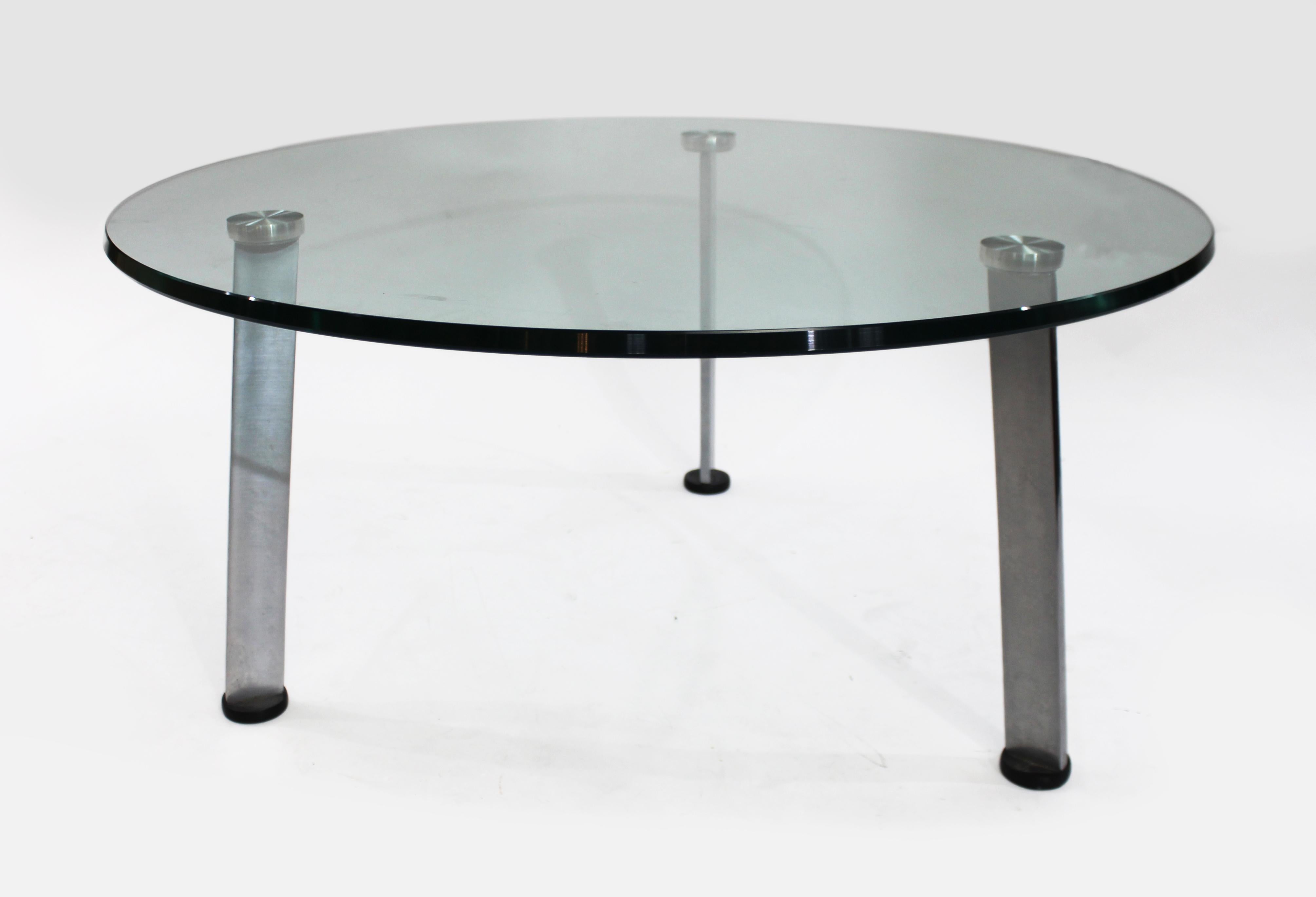 Heavy designer glass topped chrome circular coffee table


Measures: Top diameter 90 cm 35 1/4 in 

Height 42 cm 16 1/2 in 
 

Composition Heavy glass top with chrome legs

Condition Very sound structure. Heavy glass top, a few scratches