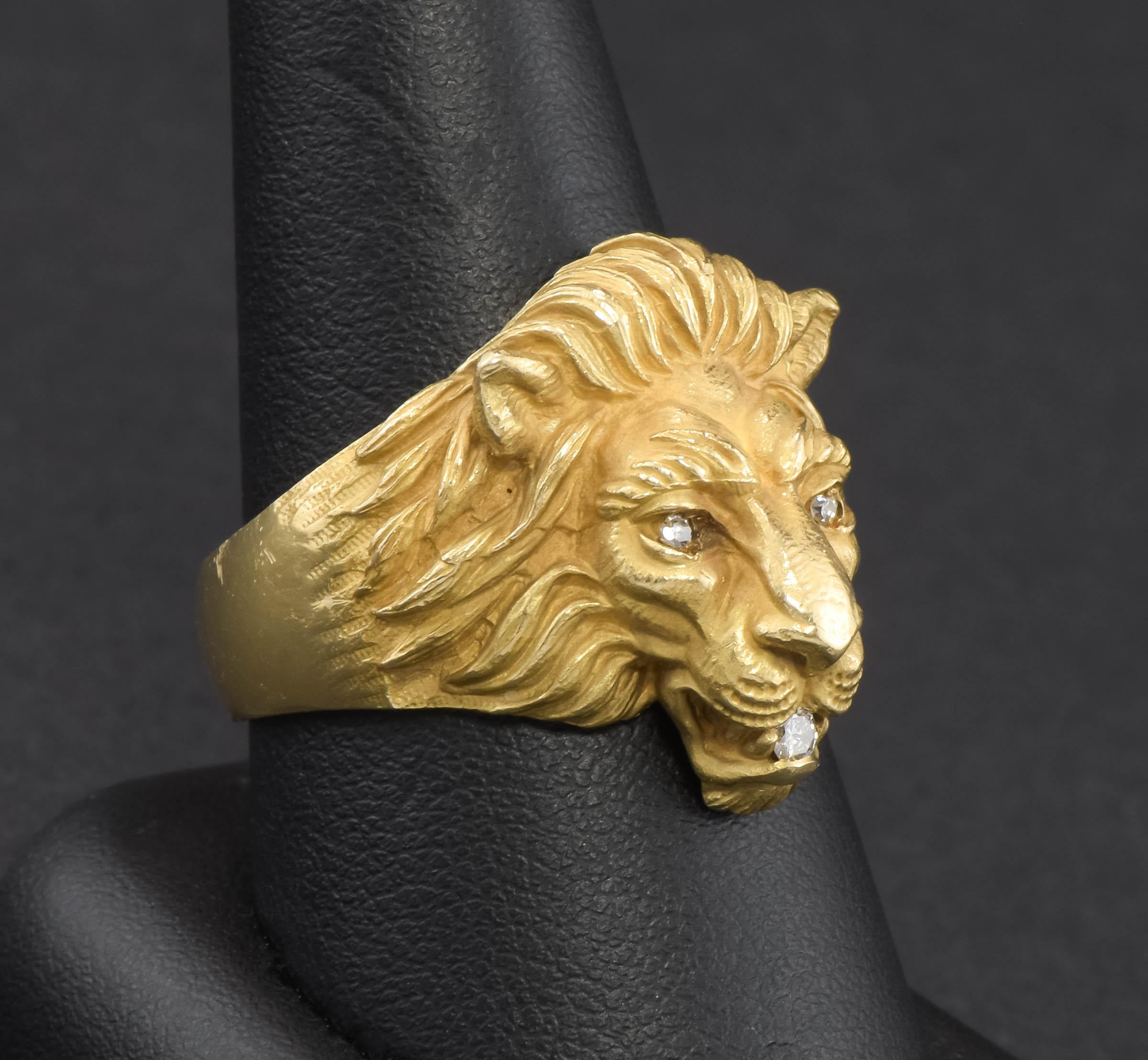 J'ai le plaisir de vous proposer l'une des bagues Lion en or originales de Baumstein Feder datant des années 1950.  Au fil des ans, de nombreux fabricants ont réalisé des copies de qualité inférieure de ce magnifique lion. Lorsque l'on voit les