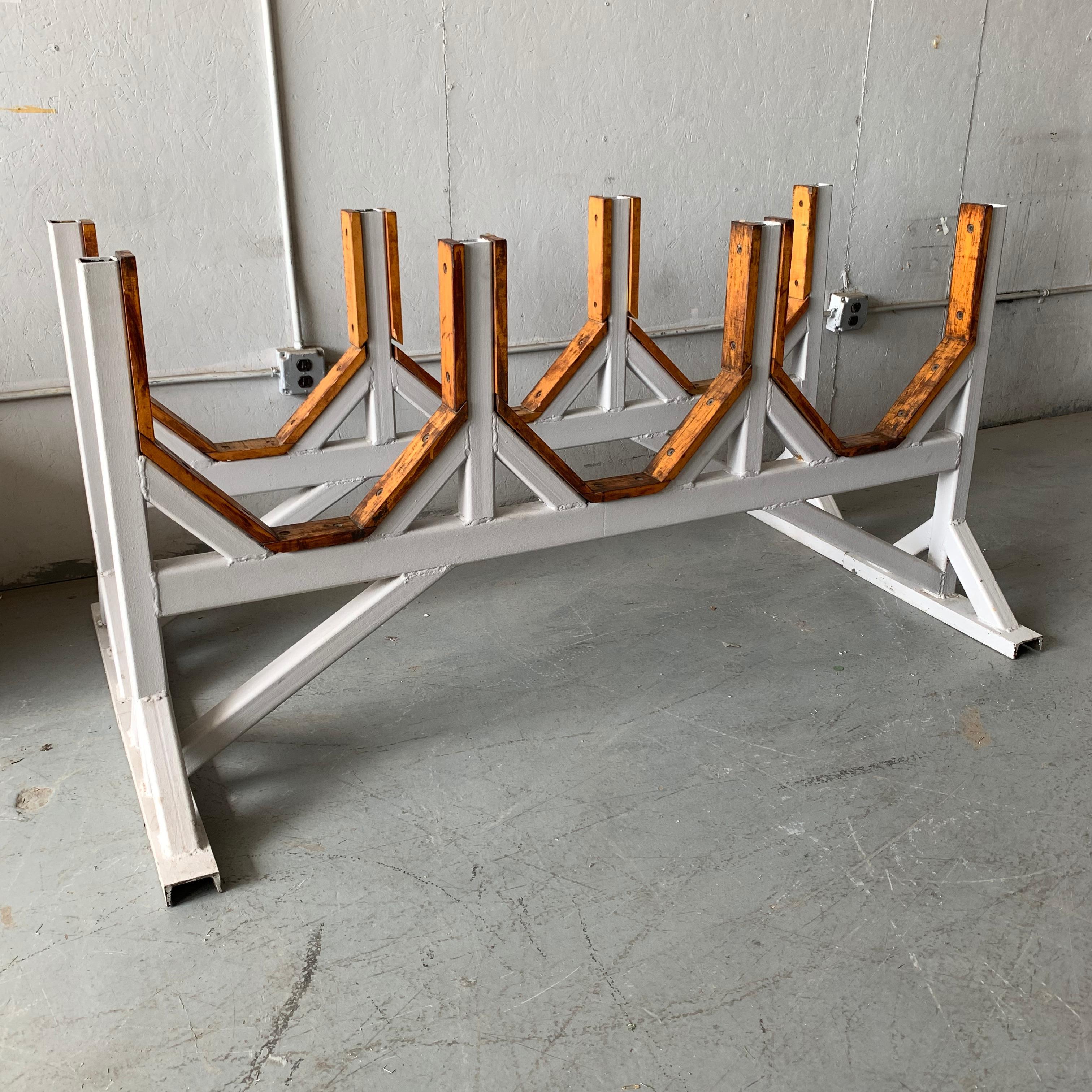 Deux bases de table de salle à manger en métal et bois industriel personnalisables en vente 4