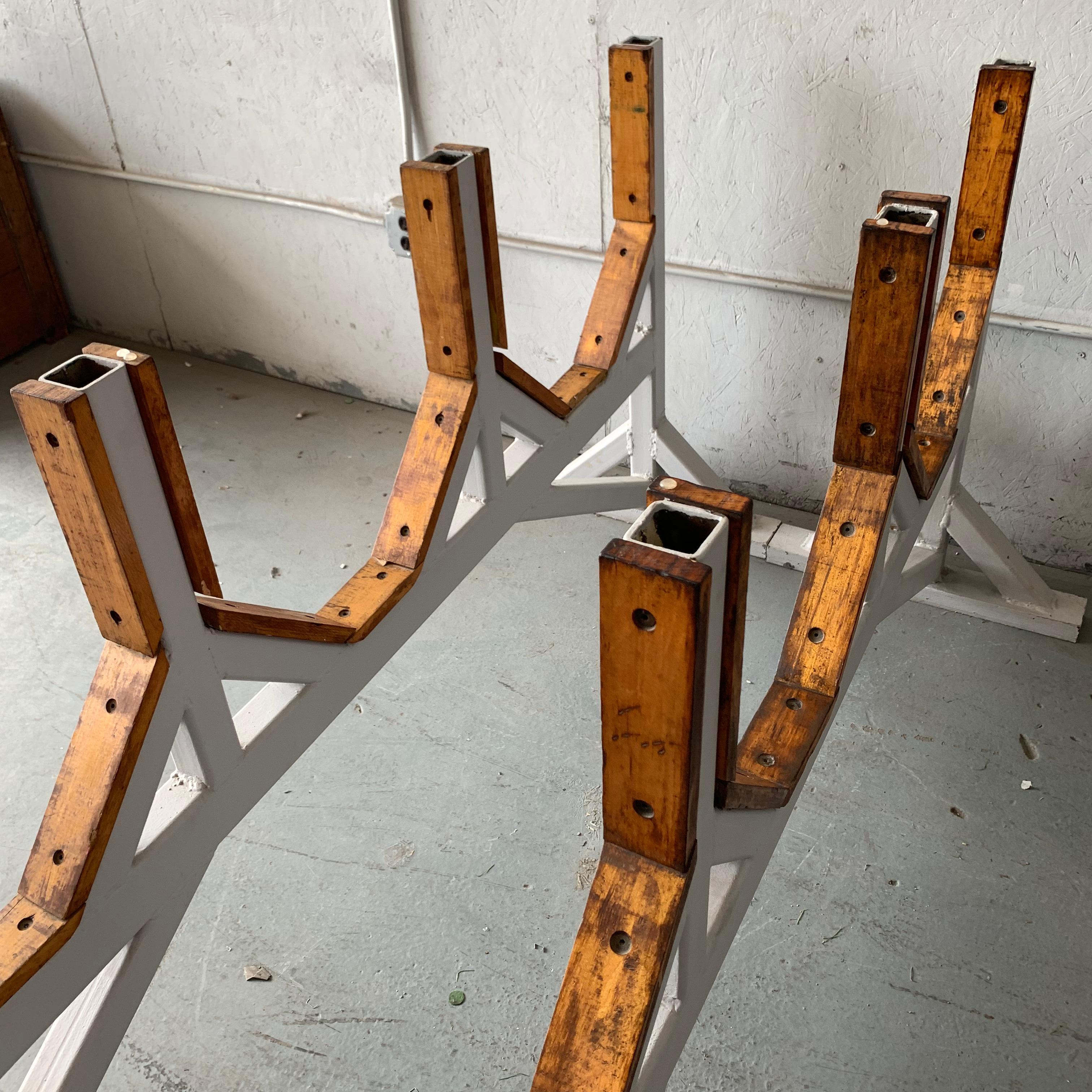 Zwei anpassbare industrielle Tischgestelle aus Metall und Holz für Esszimmer im Angebot 7