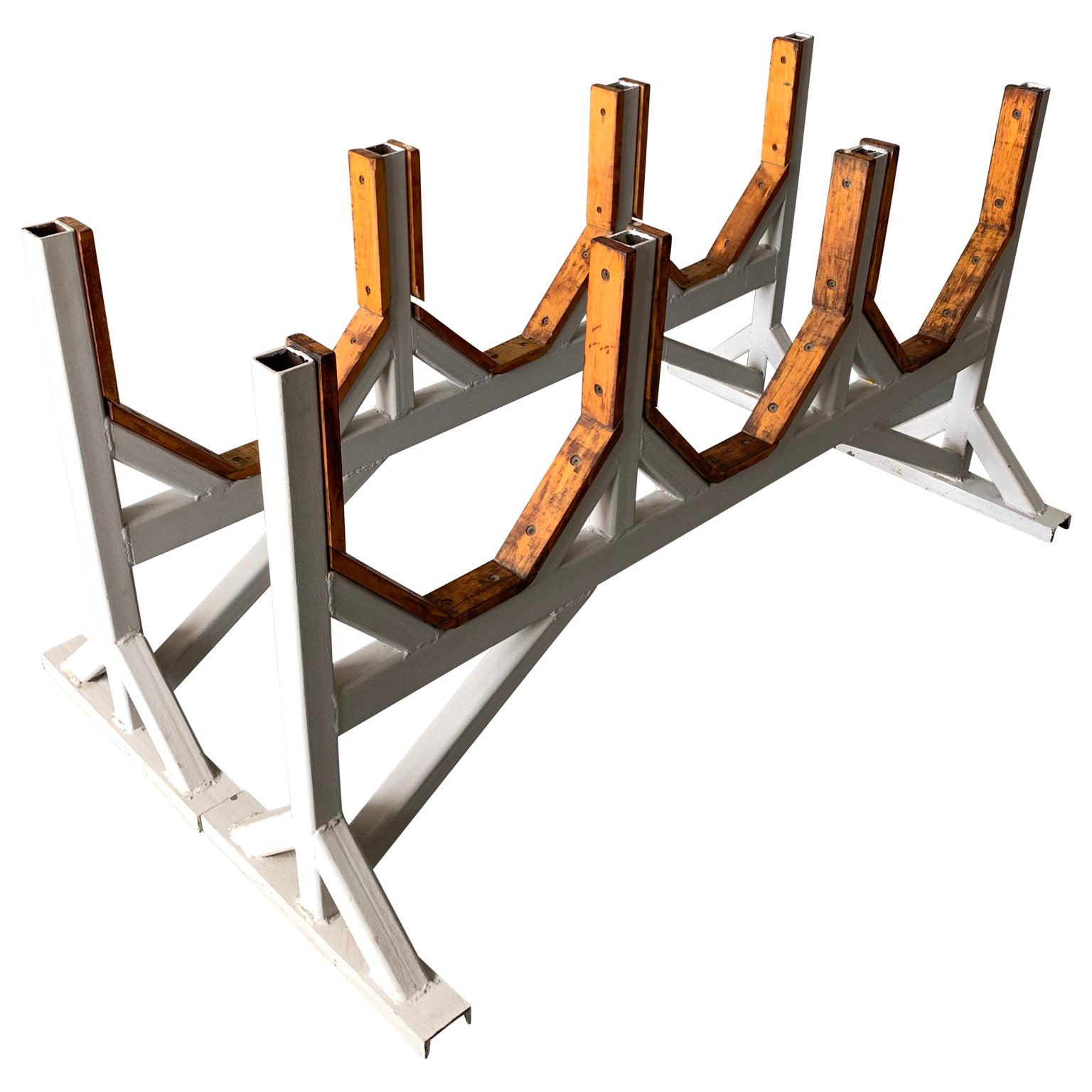 Schwerlast-Tischgestelle aus hellgrau lackiertem Metall und Holz

Die Farbe der Metallsockel kann gegen Aufpreis an die individuellen Bedürfnisse angepasst werden.
Die Glasplatte kann gegen einen Aufpreis individuell angepasst und direkt versandt