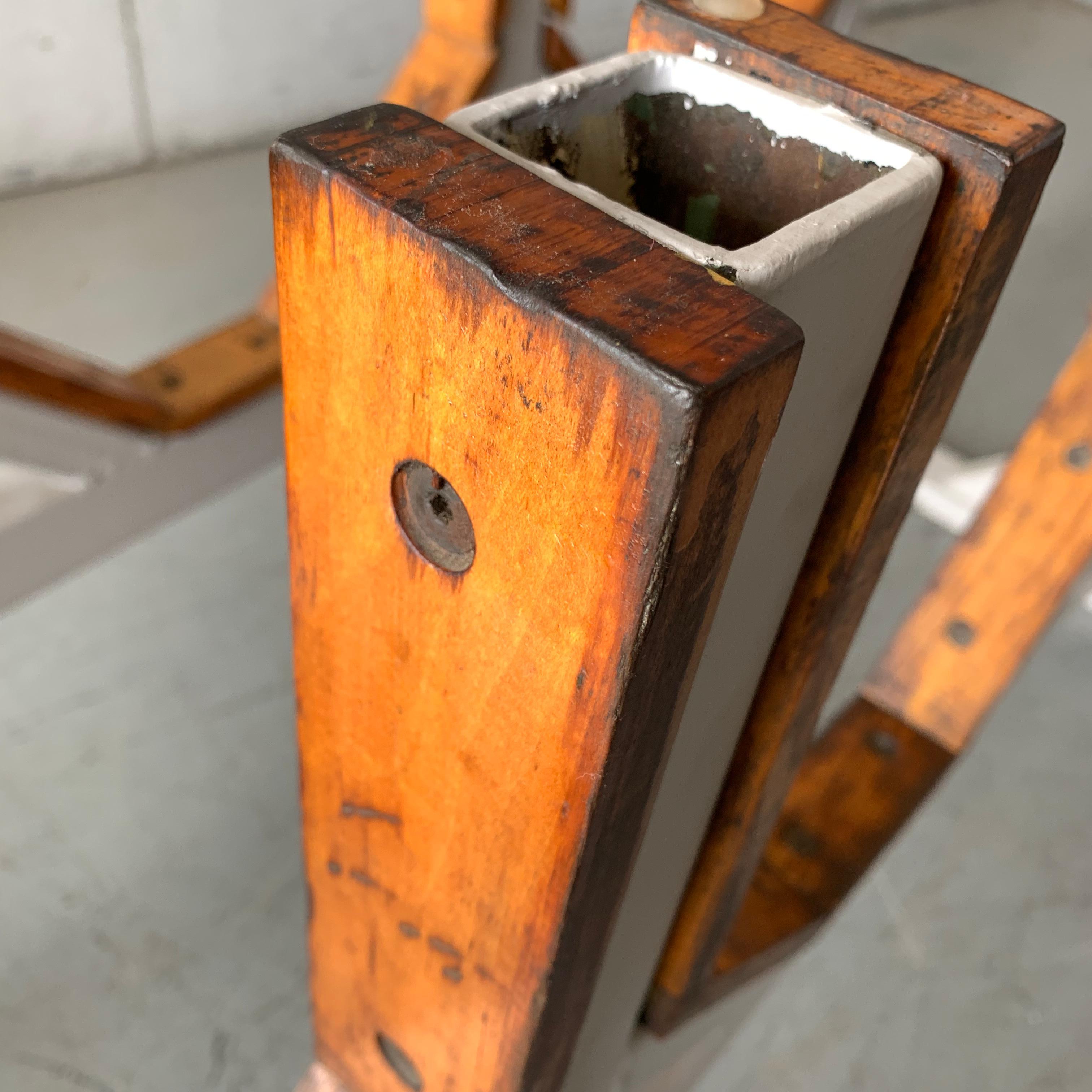 Zwei anpassbare industrielle Tischgestelle aus Metall und Holz für Esszimmer im Angebot 1