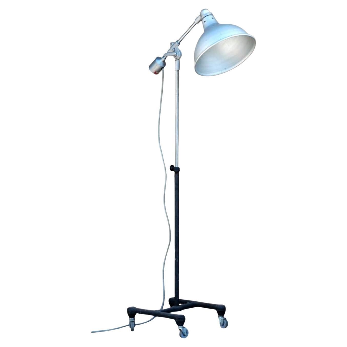 Industrielle Stehlampe "Industrie Task" aus schwerem Stahl im Angebot