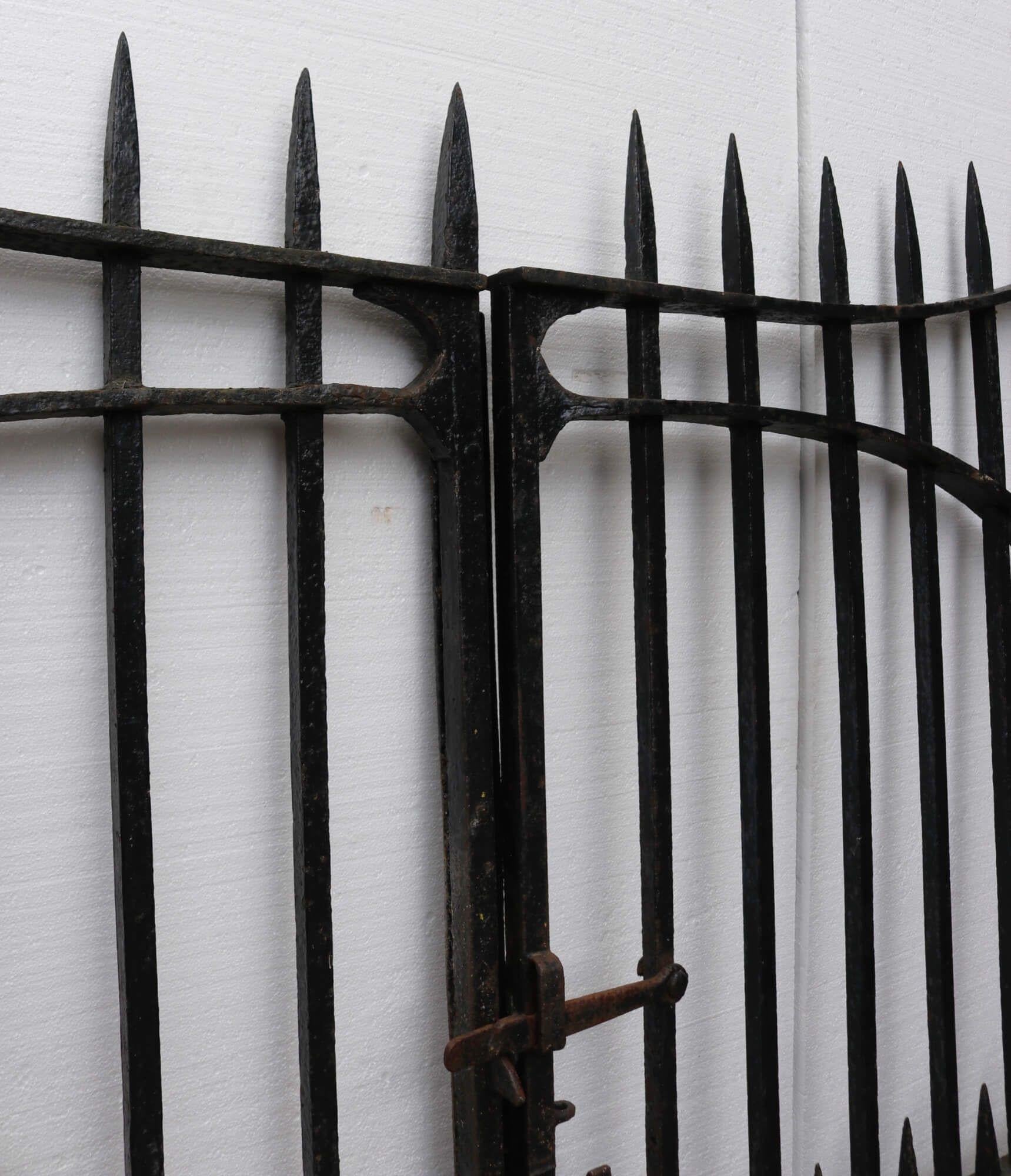 Heavy Duty Wrought Iron Driveway Gates 297 cm (9’7”) In Fair Condition For Sale In Wormelow, Herefordshire