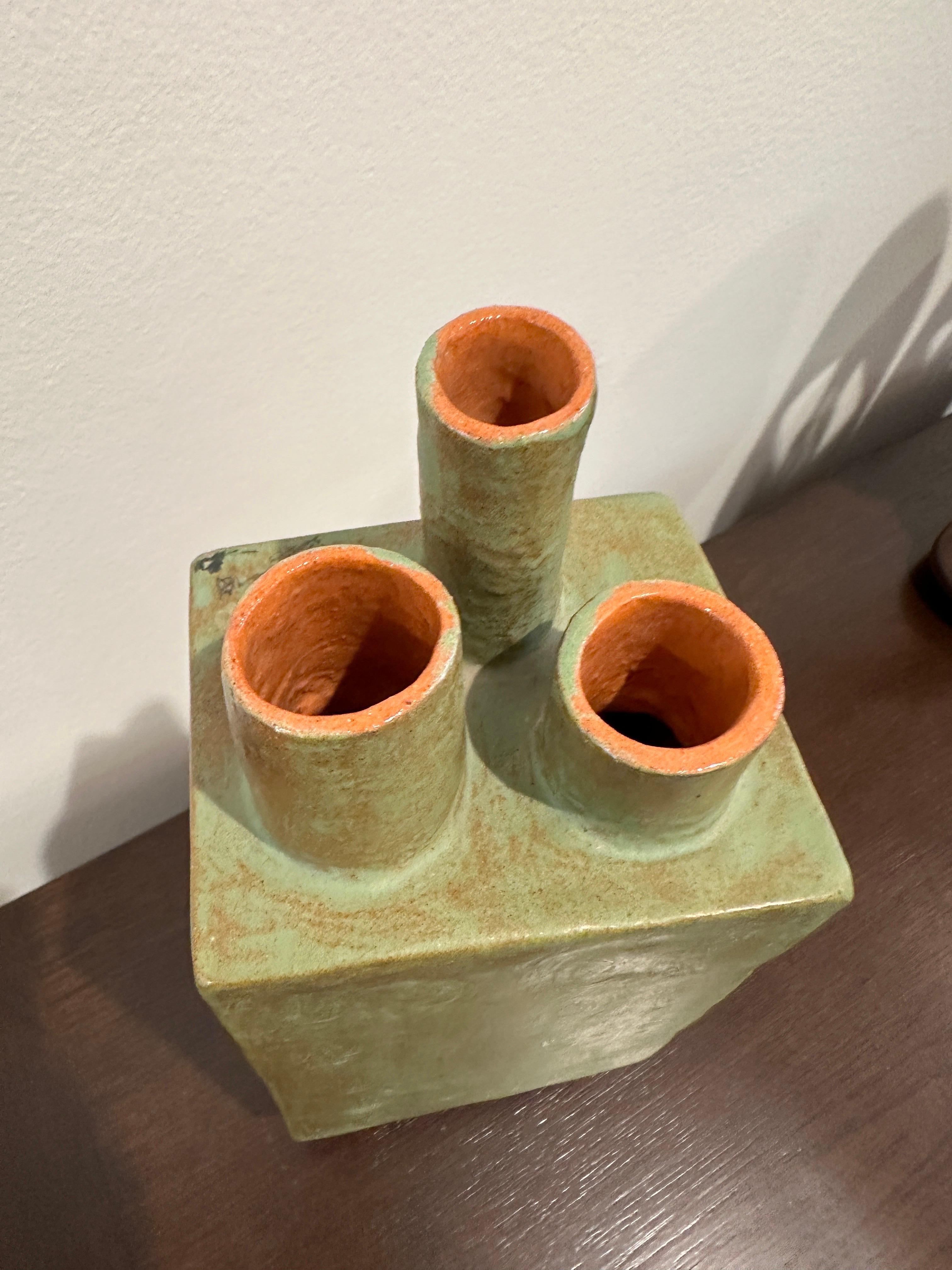 Postmoderno Vaso in terracotta pesante in Verdigris con 3 aperture in vendita