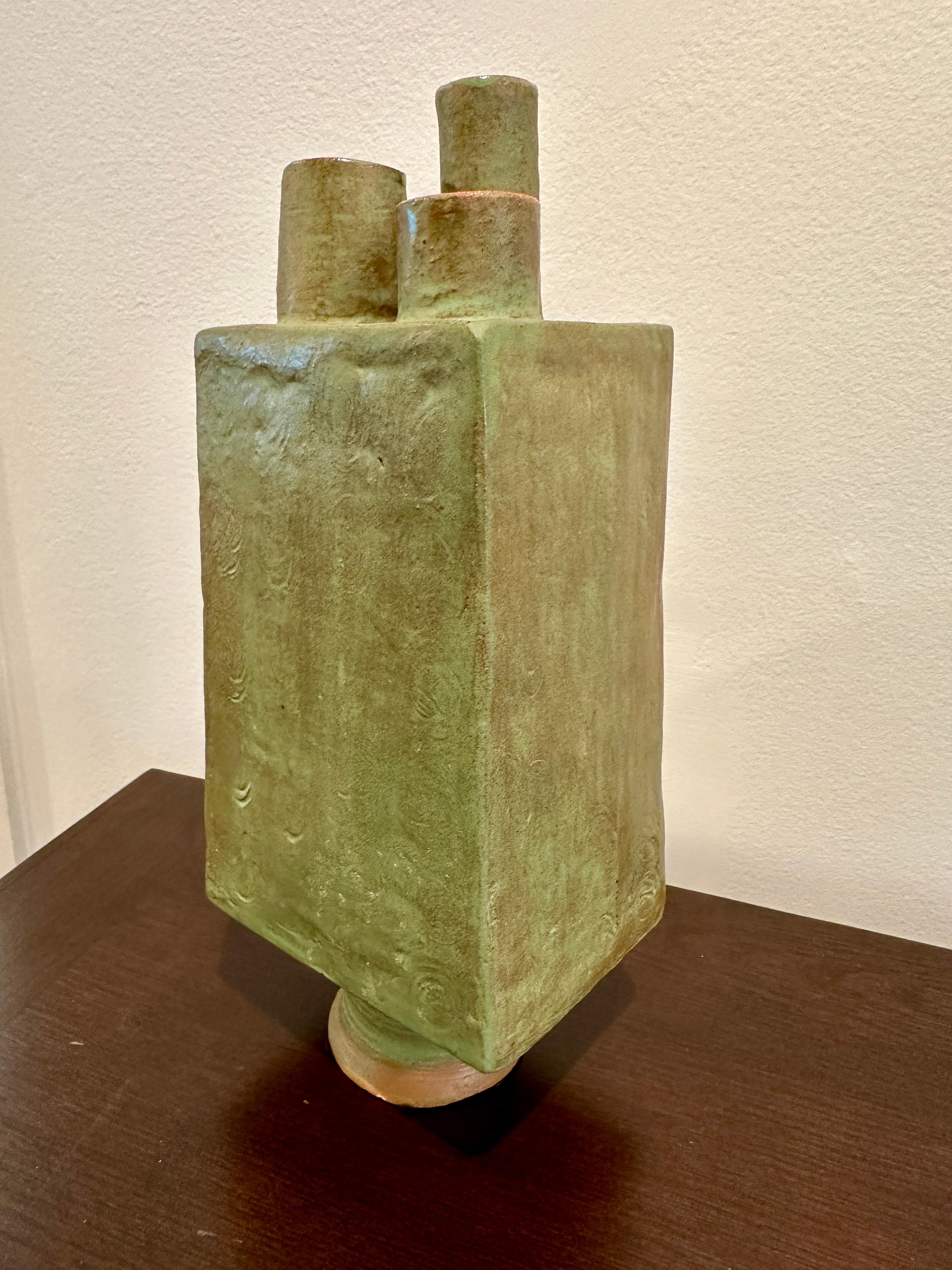 Vaso in terracotta pesante in Verdigris con 3 aperture In condizioni ottime in vendita a North Miami, FL