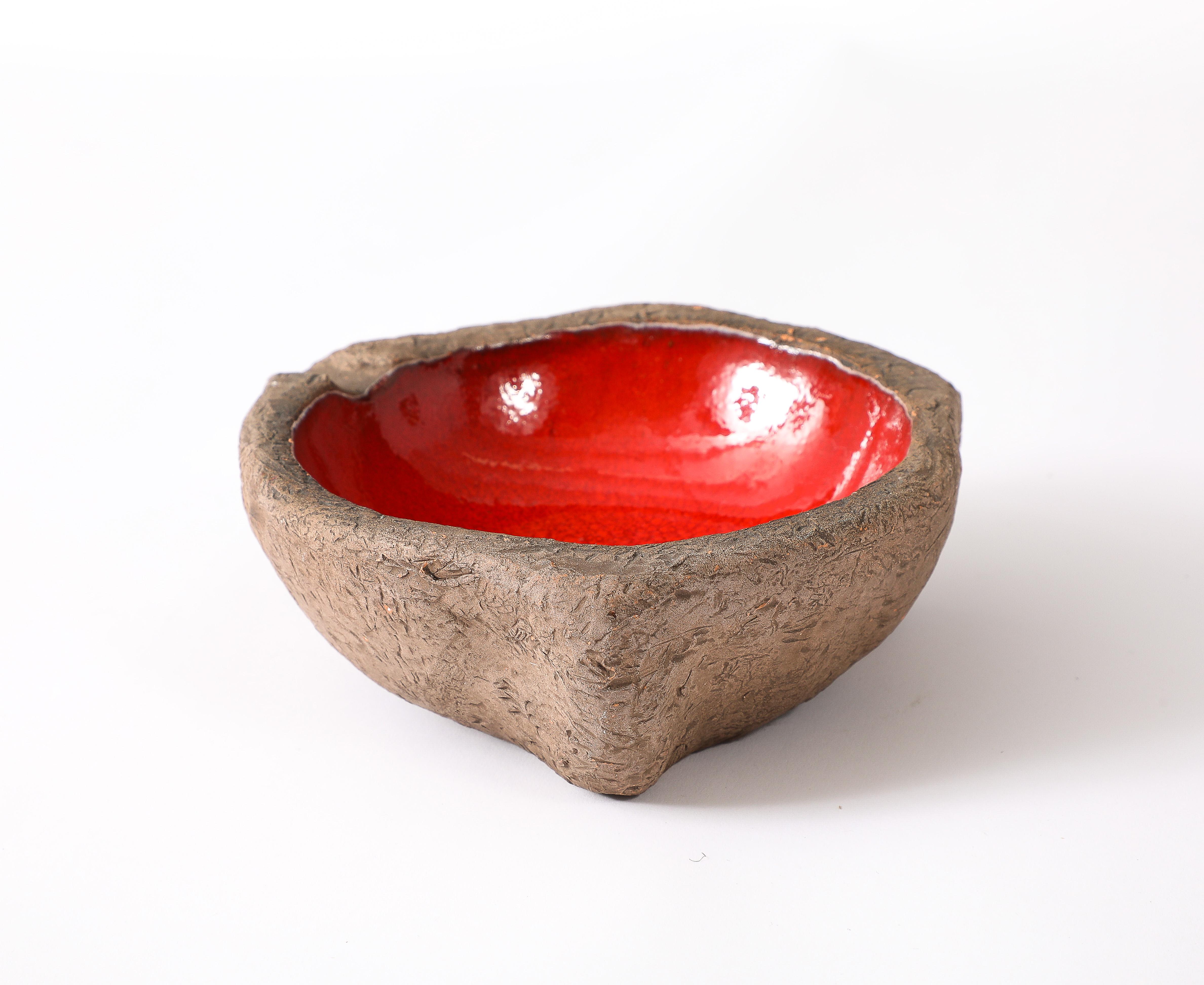 Pesante vaso in terracotta con decorazione in vetro rosso fuso.