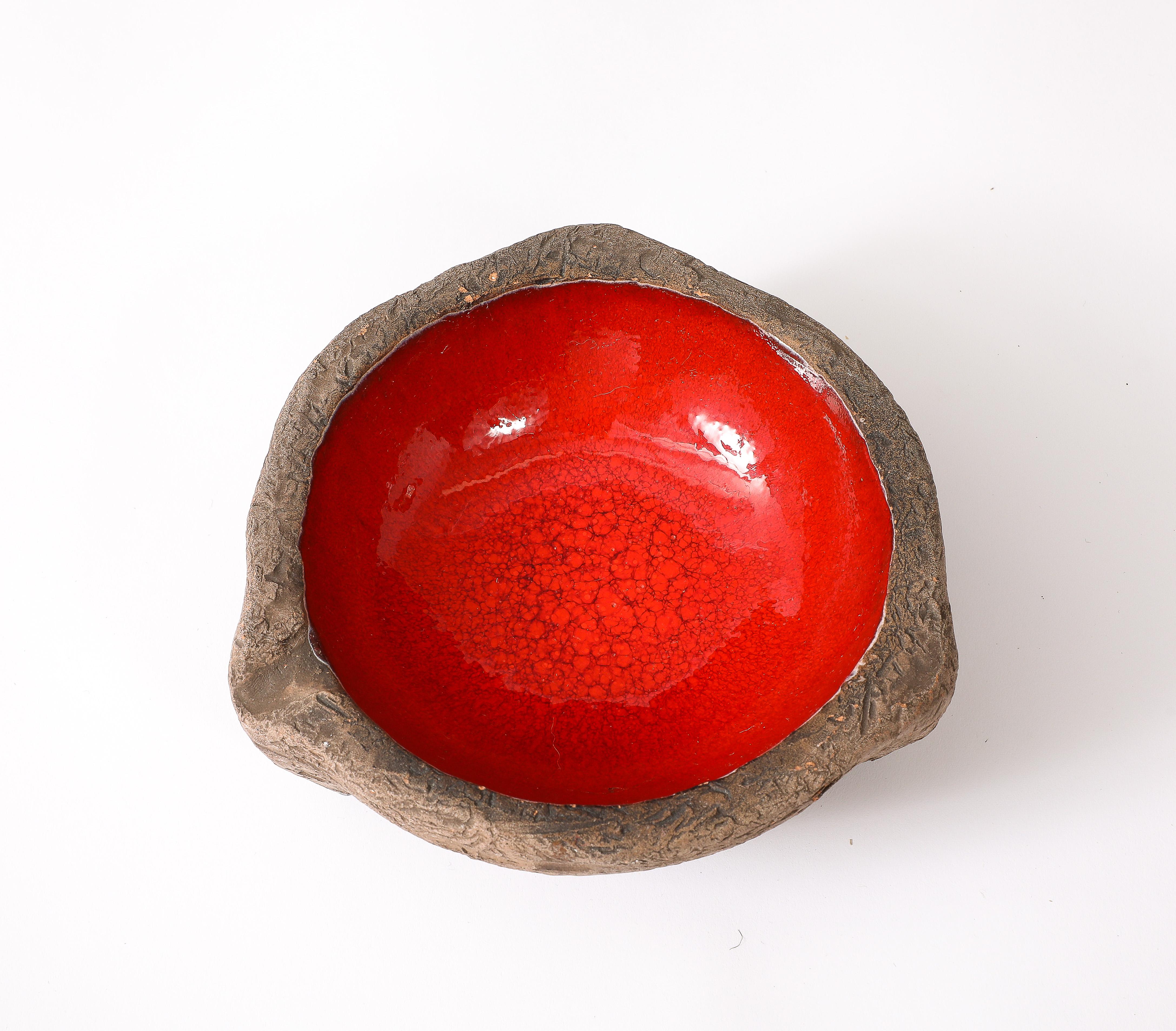 Smaltato Vide Poche in terracotta pesante con decorazioni in vetro fuso smaltato, Francia anni '60 in vendita
