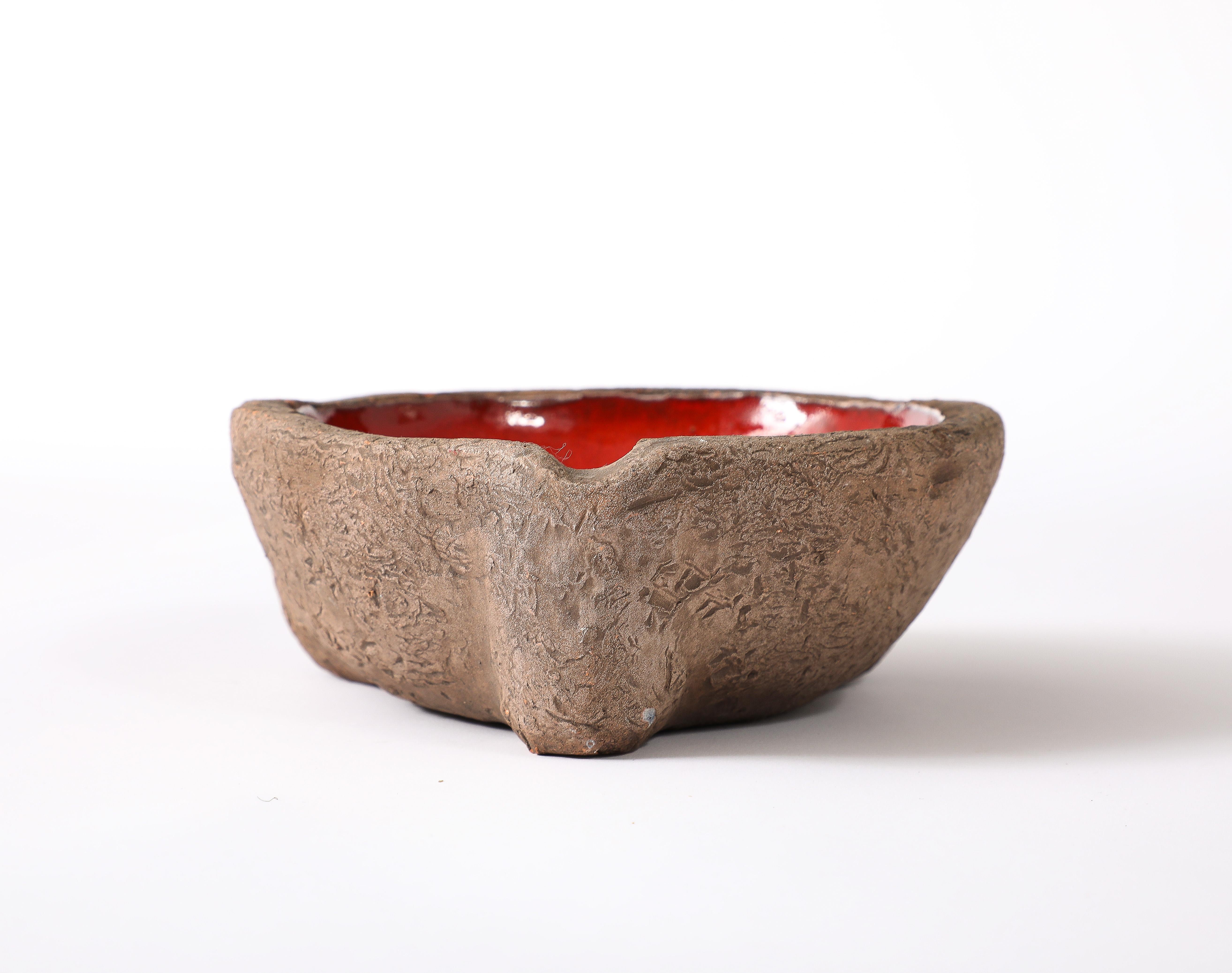 XX secolo Vide Poche in terracotta pesante con decorazioni in vetro fuso smaltato, Francia anni '60 in vendita