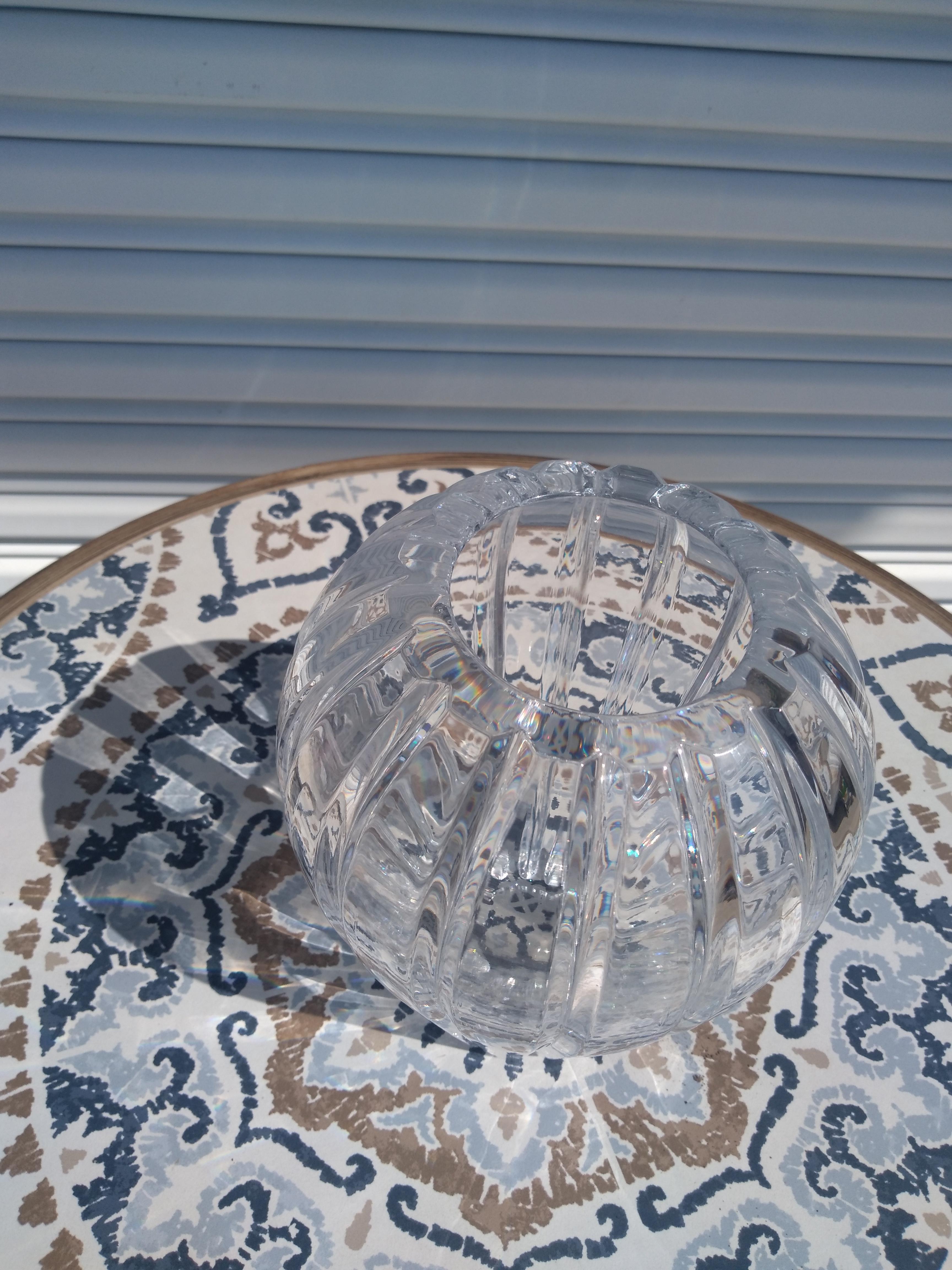 Questo vaso è realizzato in cristallo pesante. Ha una forma sferica e presenta disegni incisi. È un ottimo centrotavola o una decorazione per il tavolo.