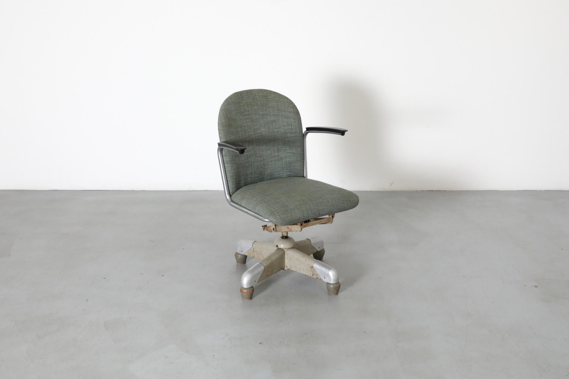 Gispen „356 PQR“ Chefschreibtischstuhl mit weicher grüner Polsterung, 1952 im Angebot 3