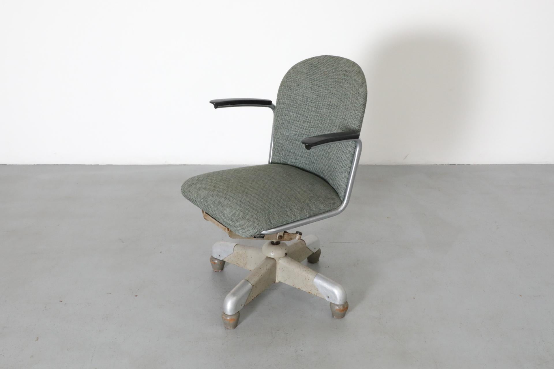 Gispen „356 PQR“ Chefschreibtischstuhl mit weicher grüner Polsterung, 1952 im Angebot 4