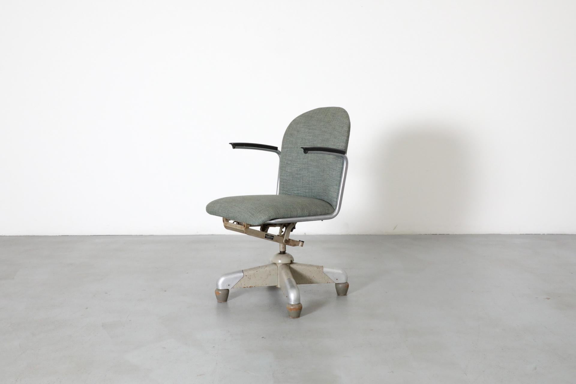 Gispen „356 PQR“ Chefschreibtischstuhl mit weicher grüner Polsterung, 1952 (Moderne der Mitte des Jahrhunderts) im Angebot