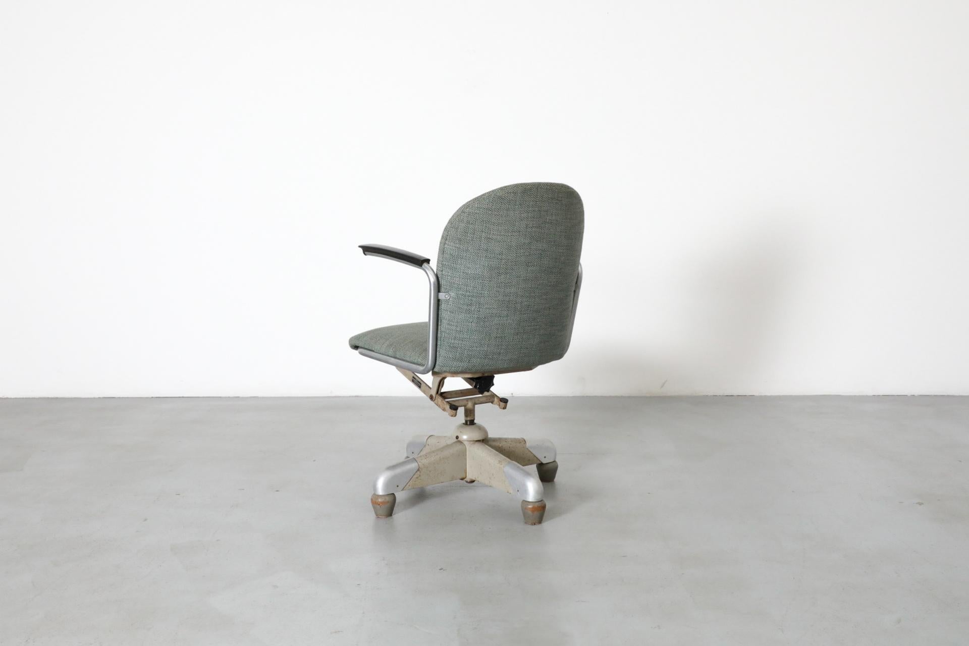 Gispen „356 PQR“ Chefschreibtischstuhl mit weicher grüner Polsterung, 1952 im Zustand „Gut“ im Angebot in Los Angeles, CA