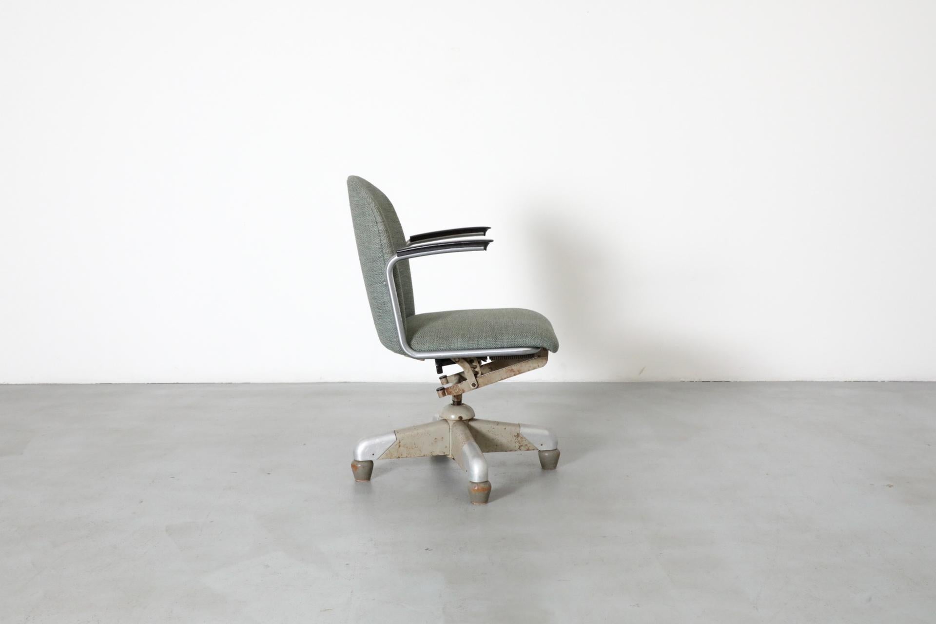 Gispen „356 PQR“ Chefschreibtischstuhl mit weicher grüner Polsterung, 1952 im Angebot 1