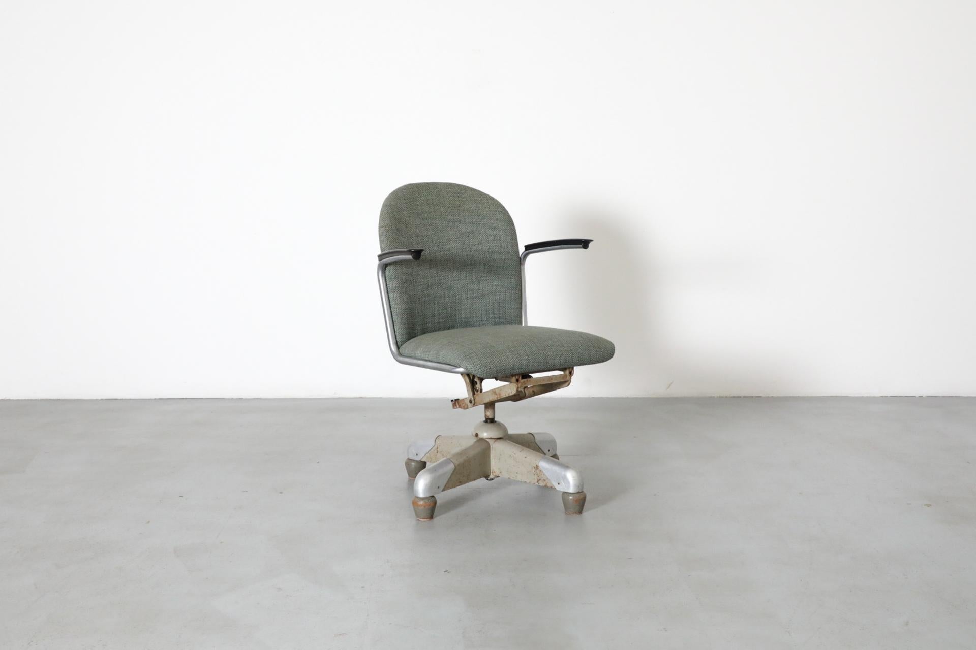 Gispen „356 PQR“ Chefschreibtischstuhl mit weicher grüner Polsterung, 1952 im Angebot 2