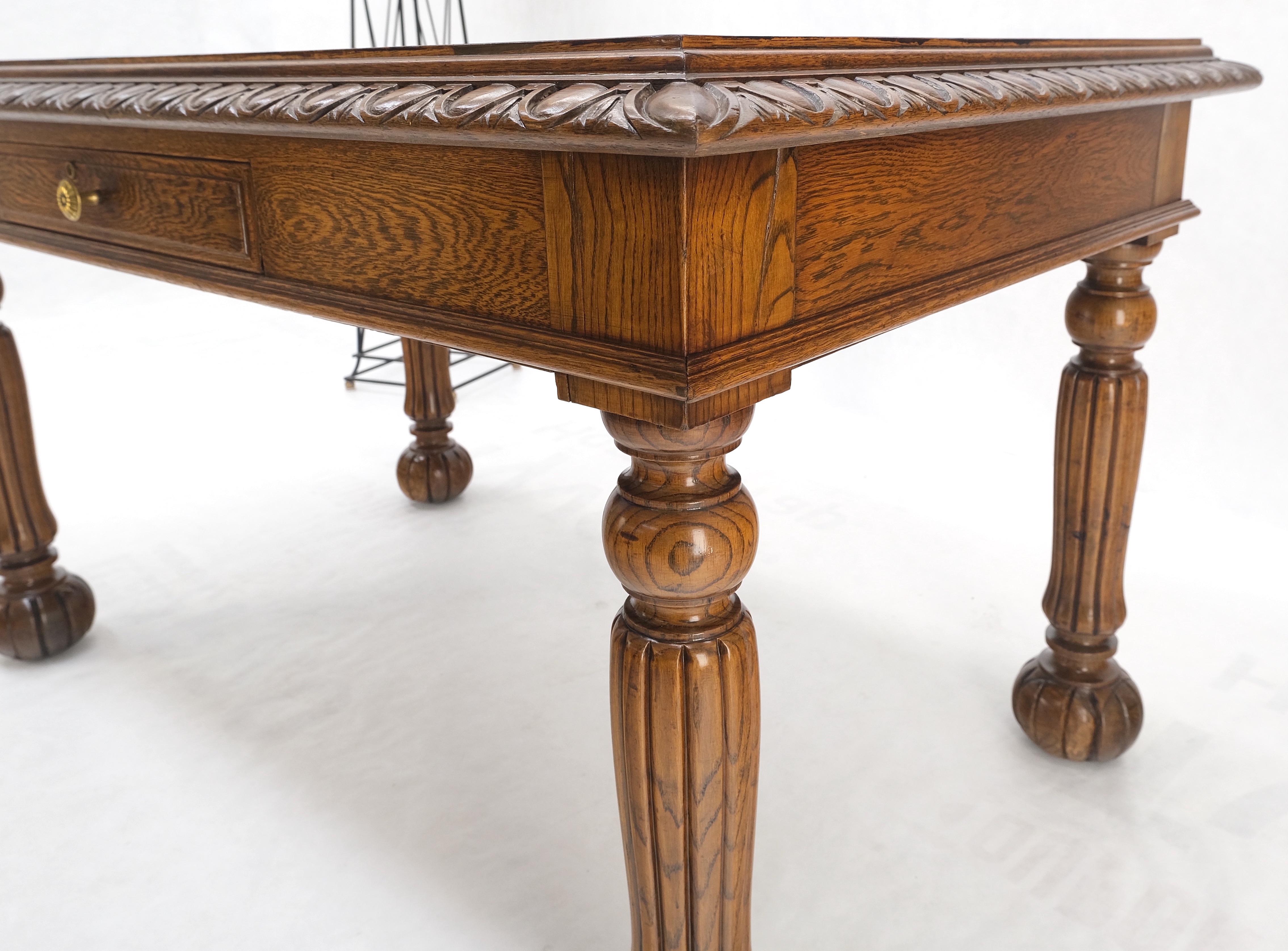 Table de bureau Arts & Crafts à 1 tiroir avec pieds cannelés en chêne sculpté CLEAN ! en vente 3