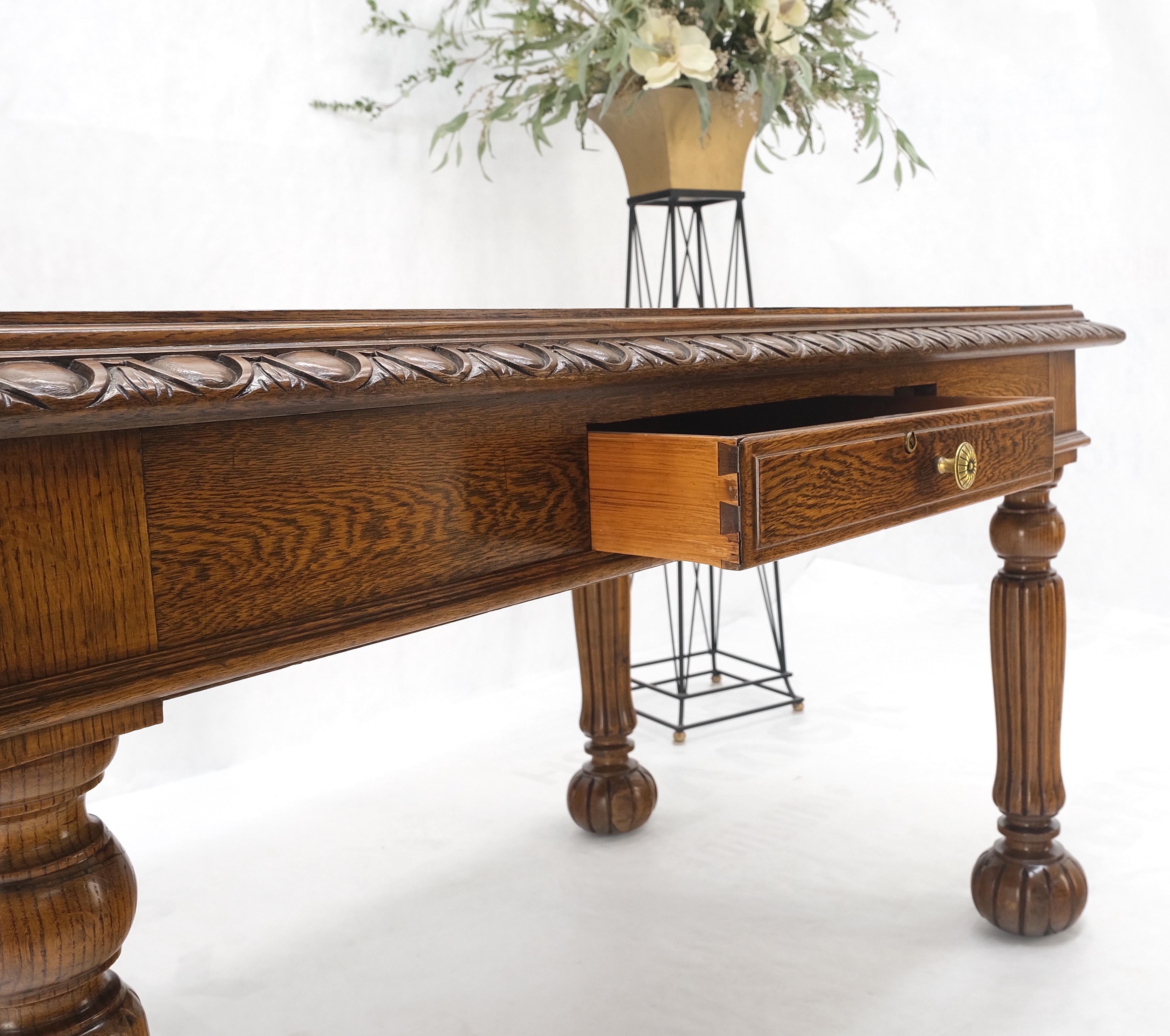 Table de bureau Arts & Crafts à 1 tiroir avec pieds cannelés en chêne sculpté CLEAN ! en vente 5