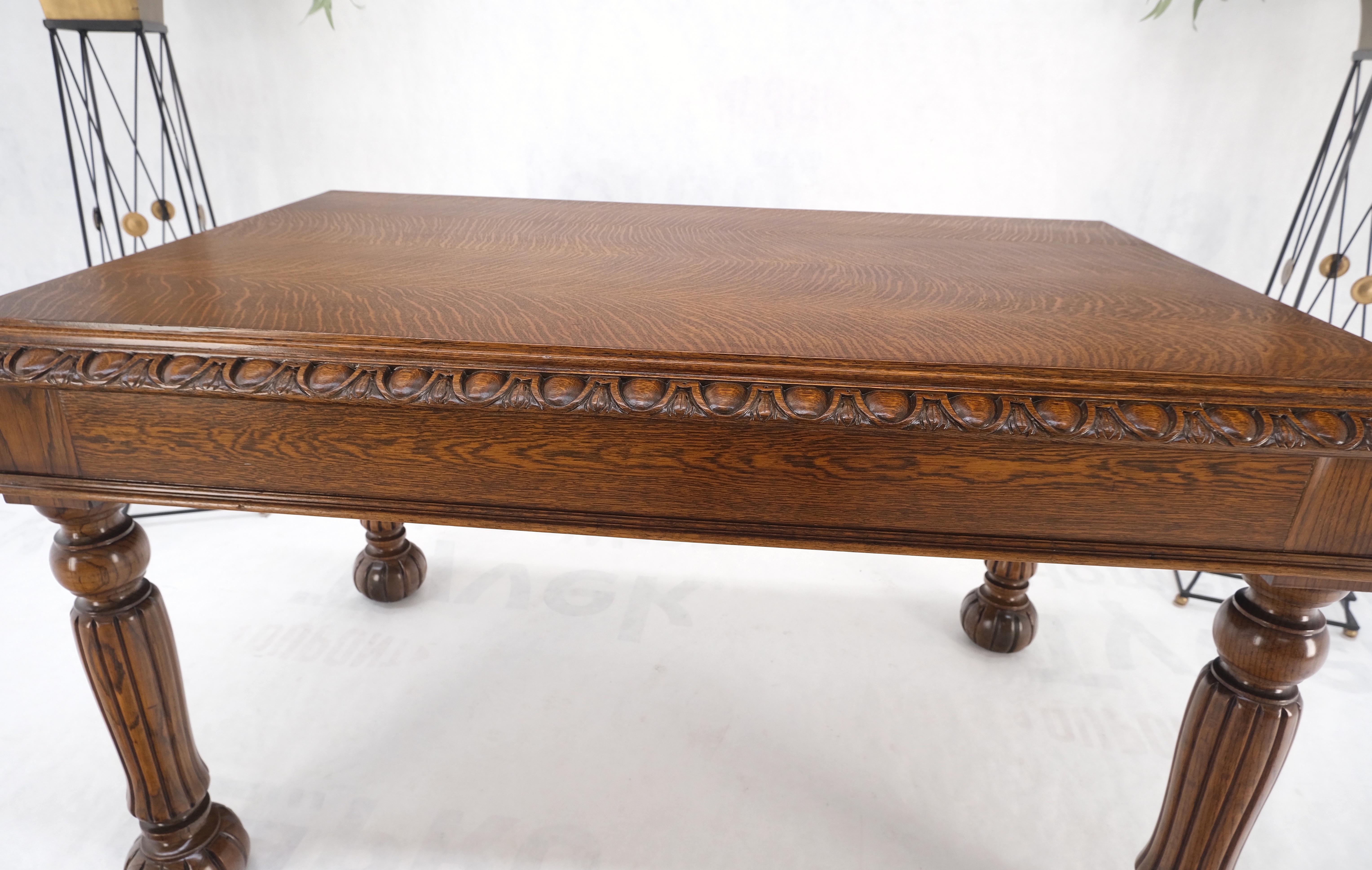 Mid-Century Modern Table de bureau Arts & Crafts à 1 tiroir avec pieds cannelés en chêne sculpté CLEAN ! en vente