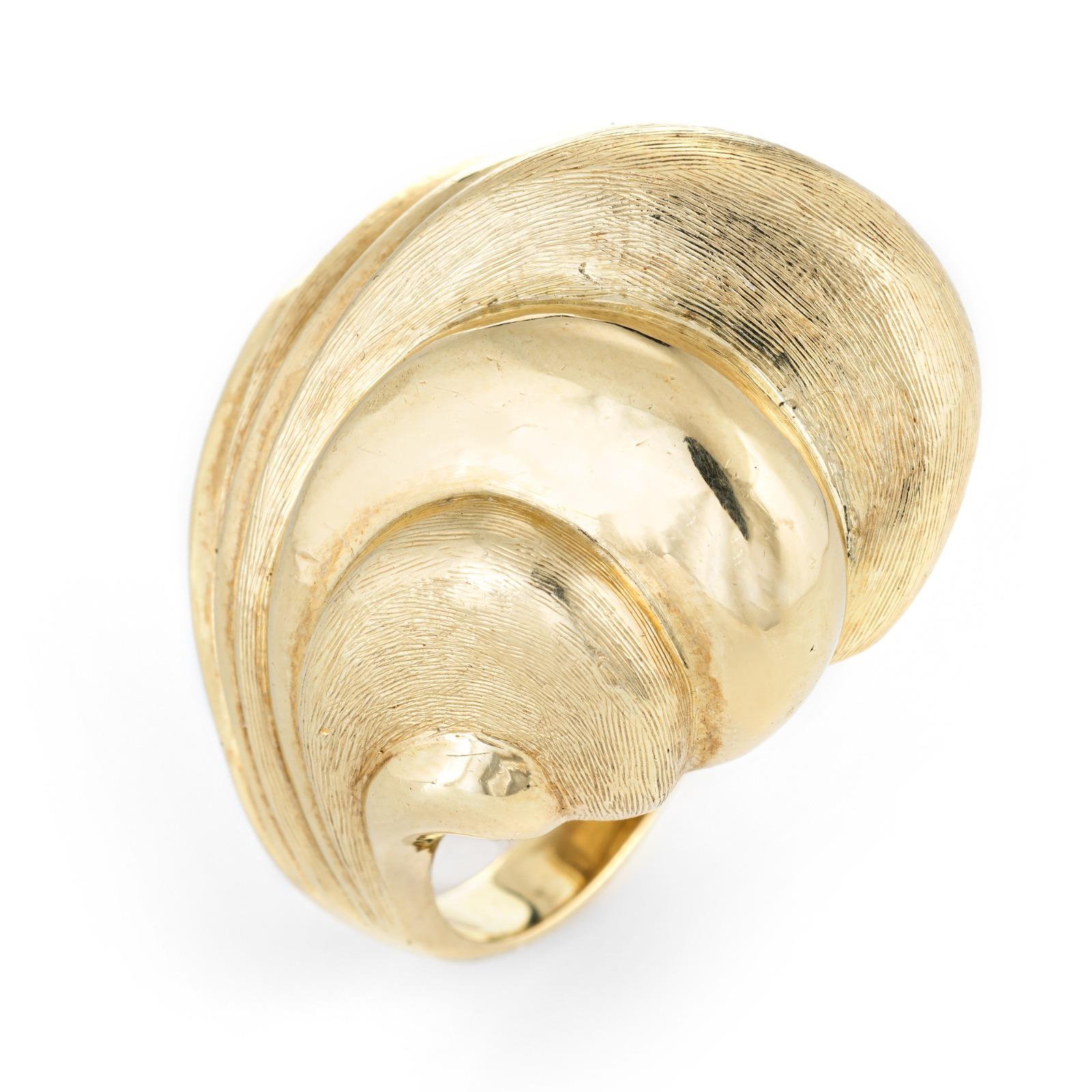 Fein gearbeiteter Cocktailring aus der Mitte des Jahrhunderts (ca. 1950er bis 1960er Jahre) aus 18 Karat Gelbgold. 

Der kannelierte hohe Kuppelring wiegt schwere 30,9 Gramm 18k Gold. Der Ring liegt solide und schwergewichtig in der Hand. Ein toller