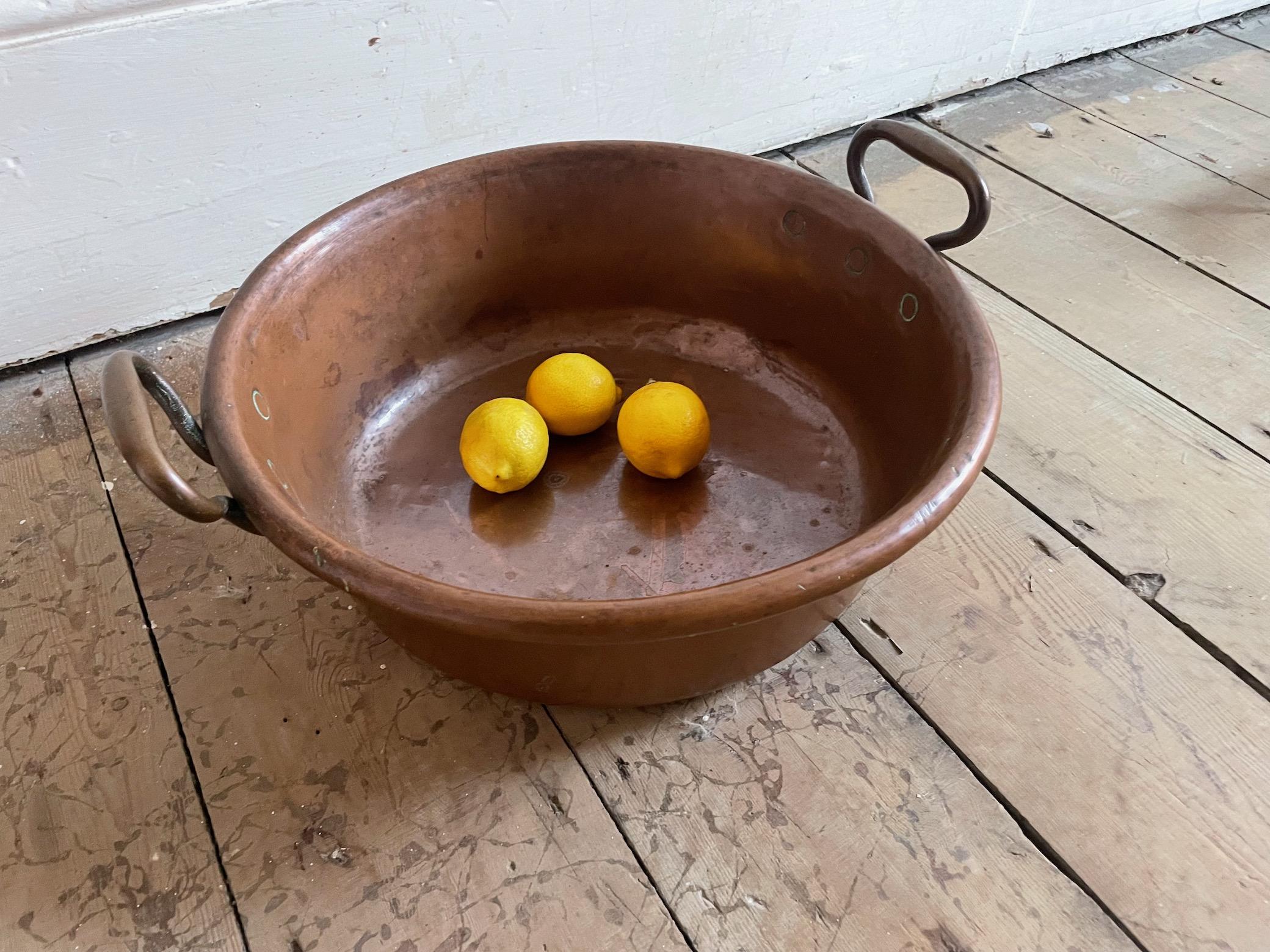Schwere Antique French Kupfer Hand gehämmert Topf, Pfanne, Jardiniere oder Obstschale im Zustand „Gut“ im Angebot in London, Fitzrovia
