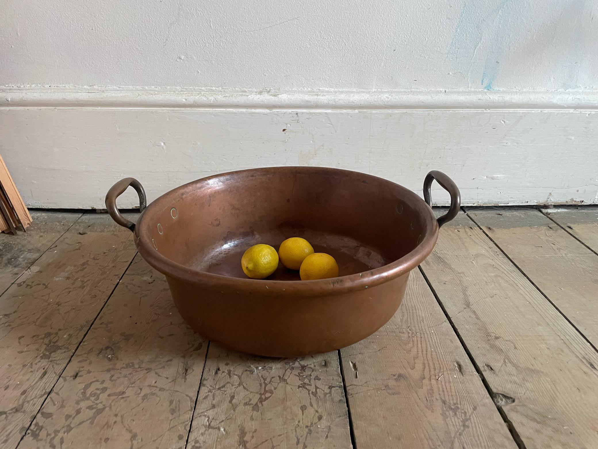 Schwere Antique French Kupfer Hand gehämmert Topf, Pfanne, Jardiniere oder Obstschale (Messing) im Angebot