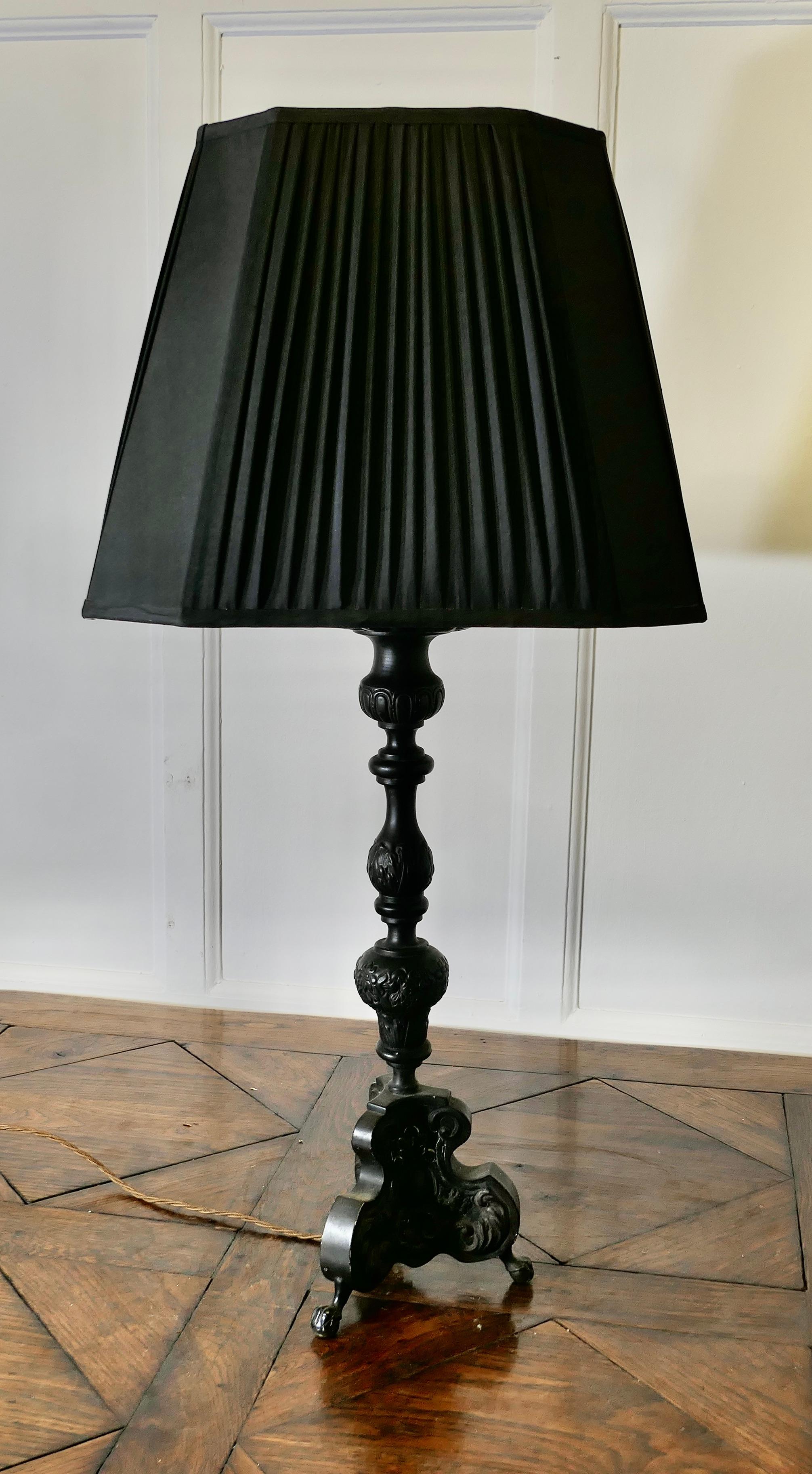 Lampada da tavolo gotica francese pesante     Una lampada da tavolo Chateau molto decorativa in vendita 4