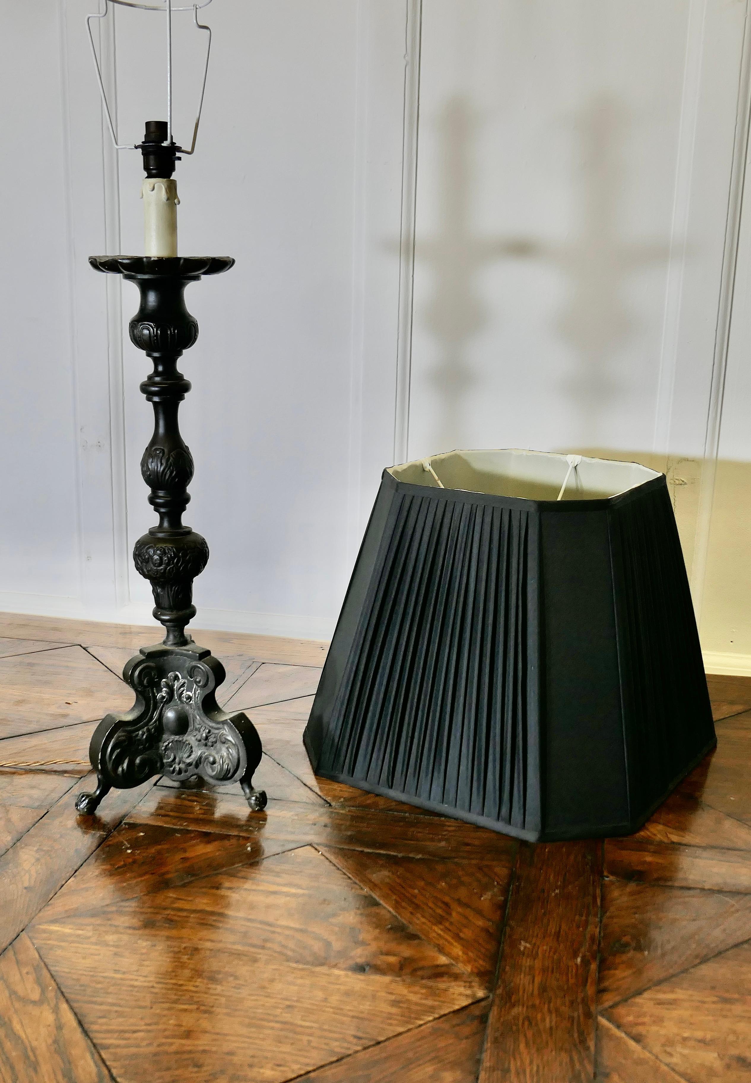 Lampada da tavolo gotica francese pesante     Una lampada da tavolo Chateau molto decorativa in vendita 5