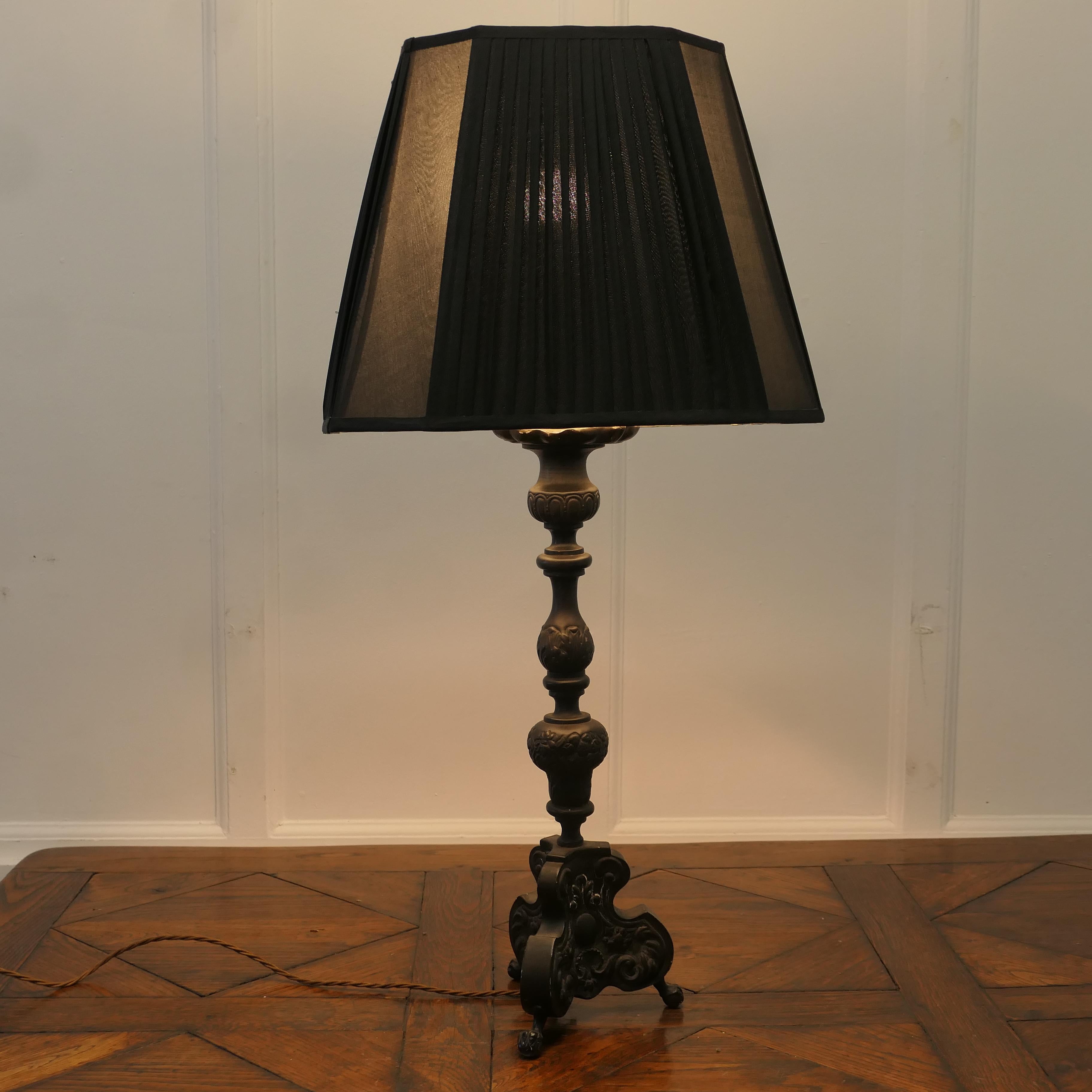 Lampada da tavolo gotica francese pesante   

Una lampada da tavolo Chateau molto decorativa, la base è in finitura bronzo in stile gotico con una colonna verticale dalla forma decorativa e una base a tre piedi molto decorativa. 
La lampada è in