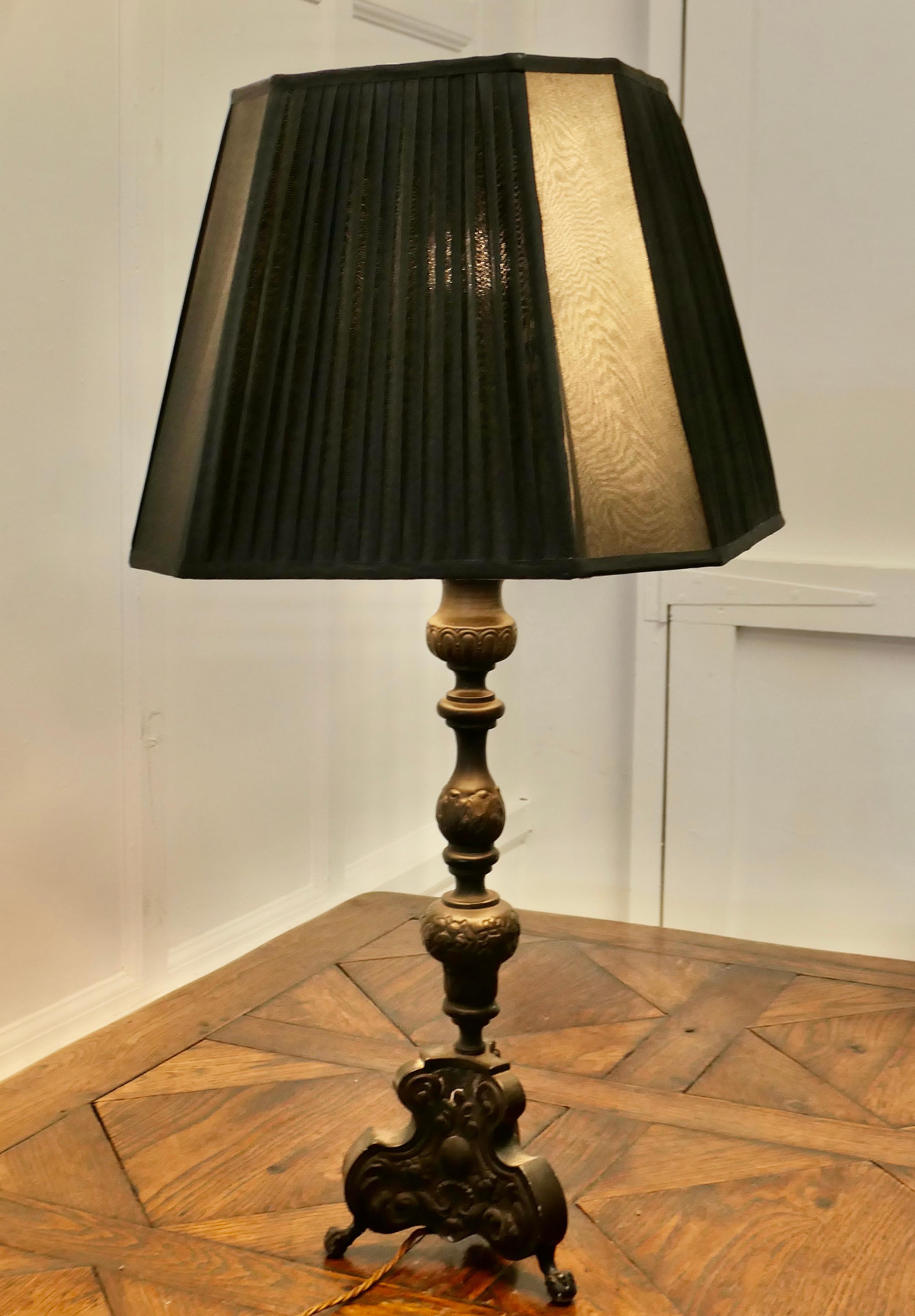Inizio XX secolo Lampada da tavolo gotica francese pesante     Una lampada da tavolo Chateau molto decorativa in vendita