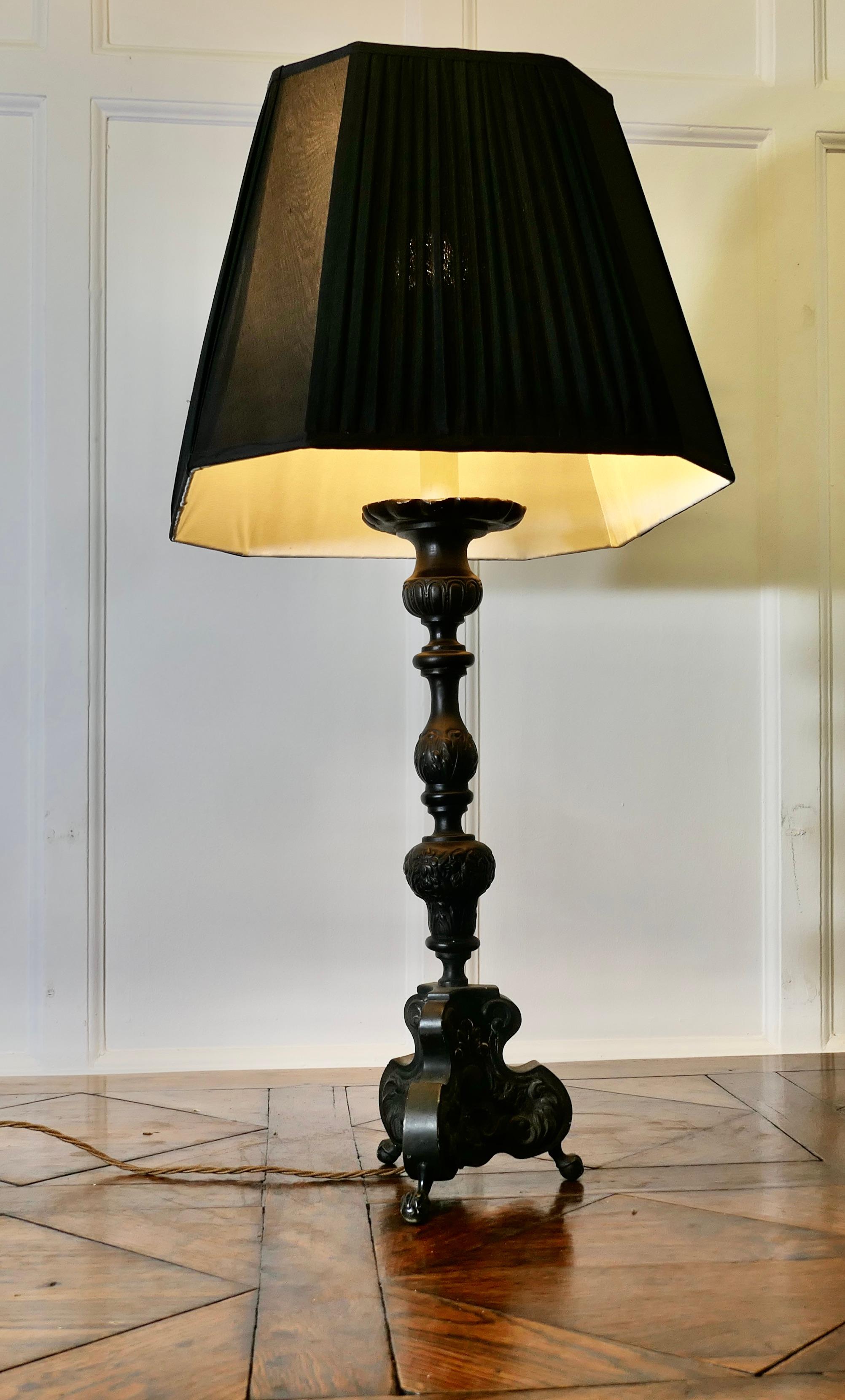 Metallo Lampada da tavolo gotica francese pesante     Una lampada da tavolo Chateau molto decorativa in vendita