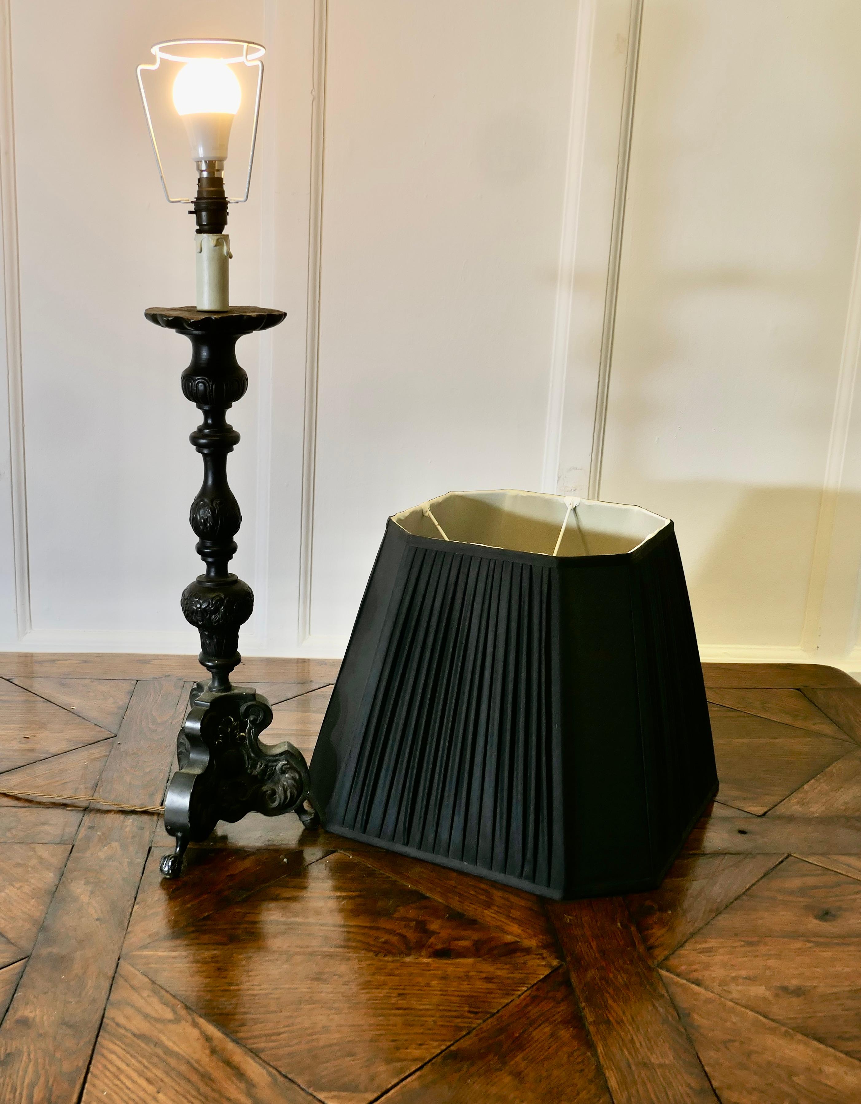 Lampada da tavolo gotica francese pesante     Una lampada da tavolo Chateau molto decorativa in vendita 2