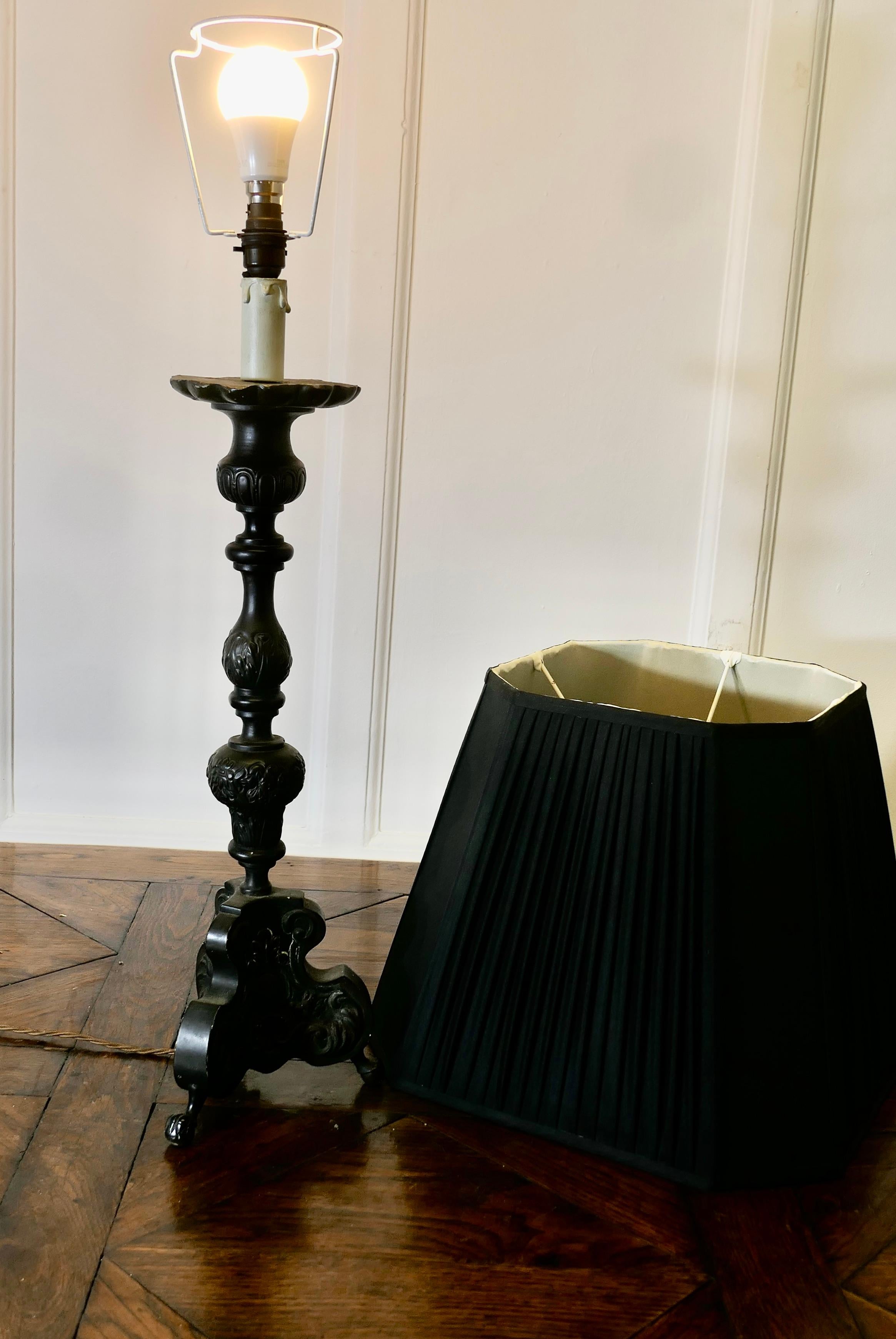 Lampada da tavolo gotica francese pesante     Una lampada da tavolo Chateau molto decorativa in vendita 3