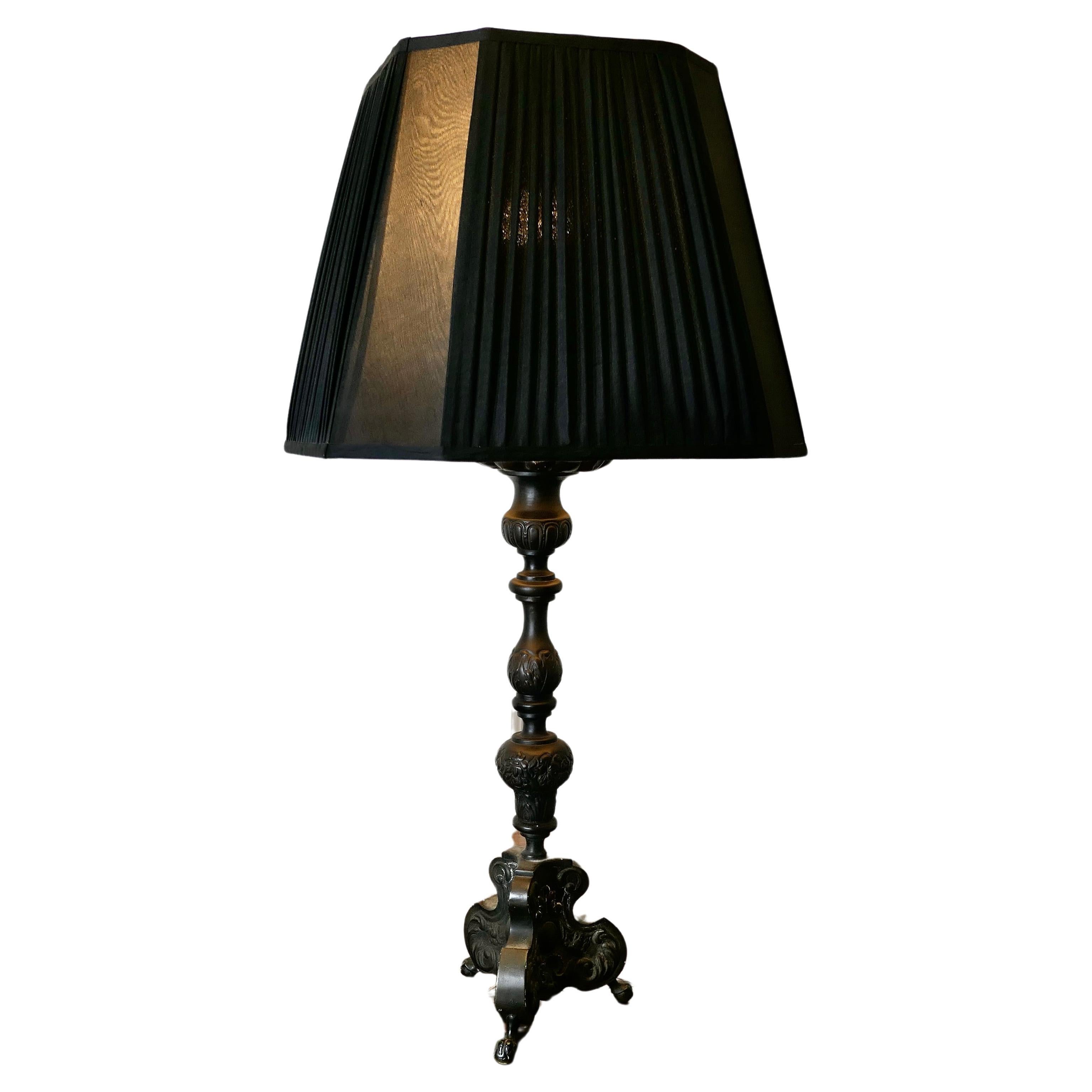 Lampada da tavolo gotica francese pesante     Una lampada da tavolo Chateau molto decorativa in vendita