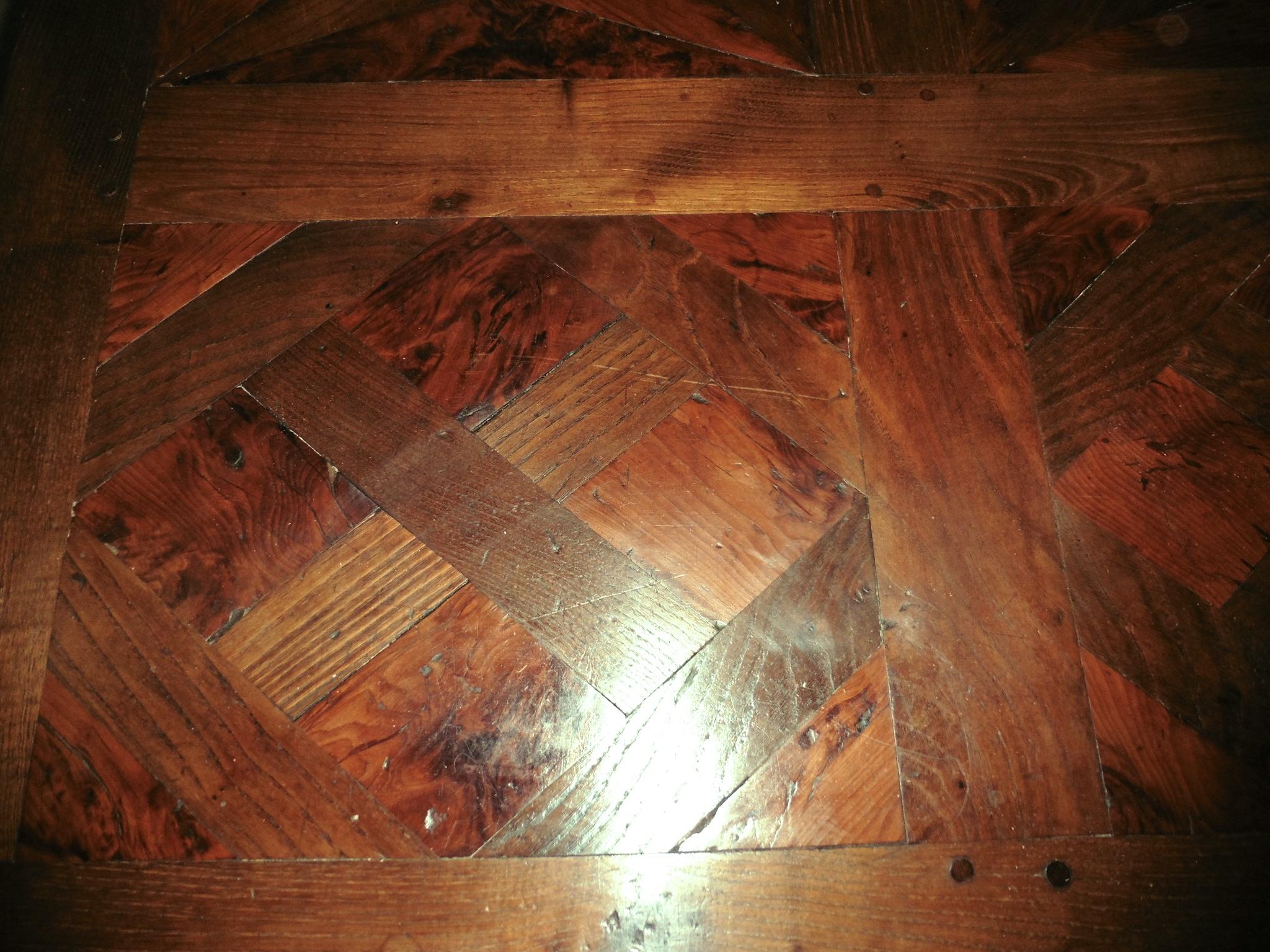 Table lourde en parqueterie de bois fruitier massif français

Il s'agit d'une table magnifique et habilement fabriquée, d'une pièce du 19e siècle, à la fois grande et très lourde.
La base de la table est en chêne et présente une légère décoration