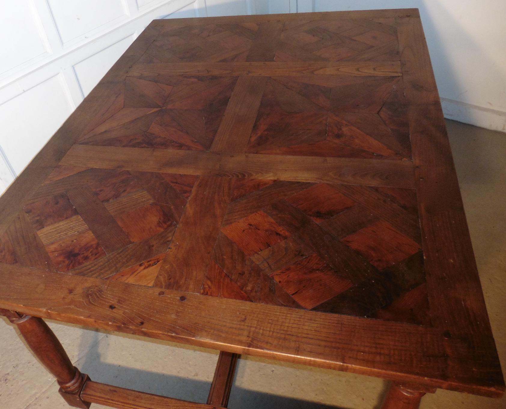 XIXe siècle Table lourde en parqueterie de bois fruitier massif français  C'est une merveilleuse et habile en vente
