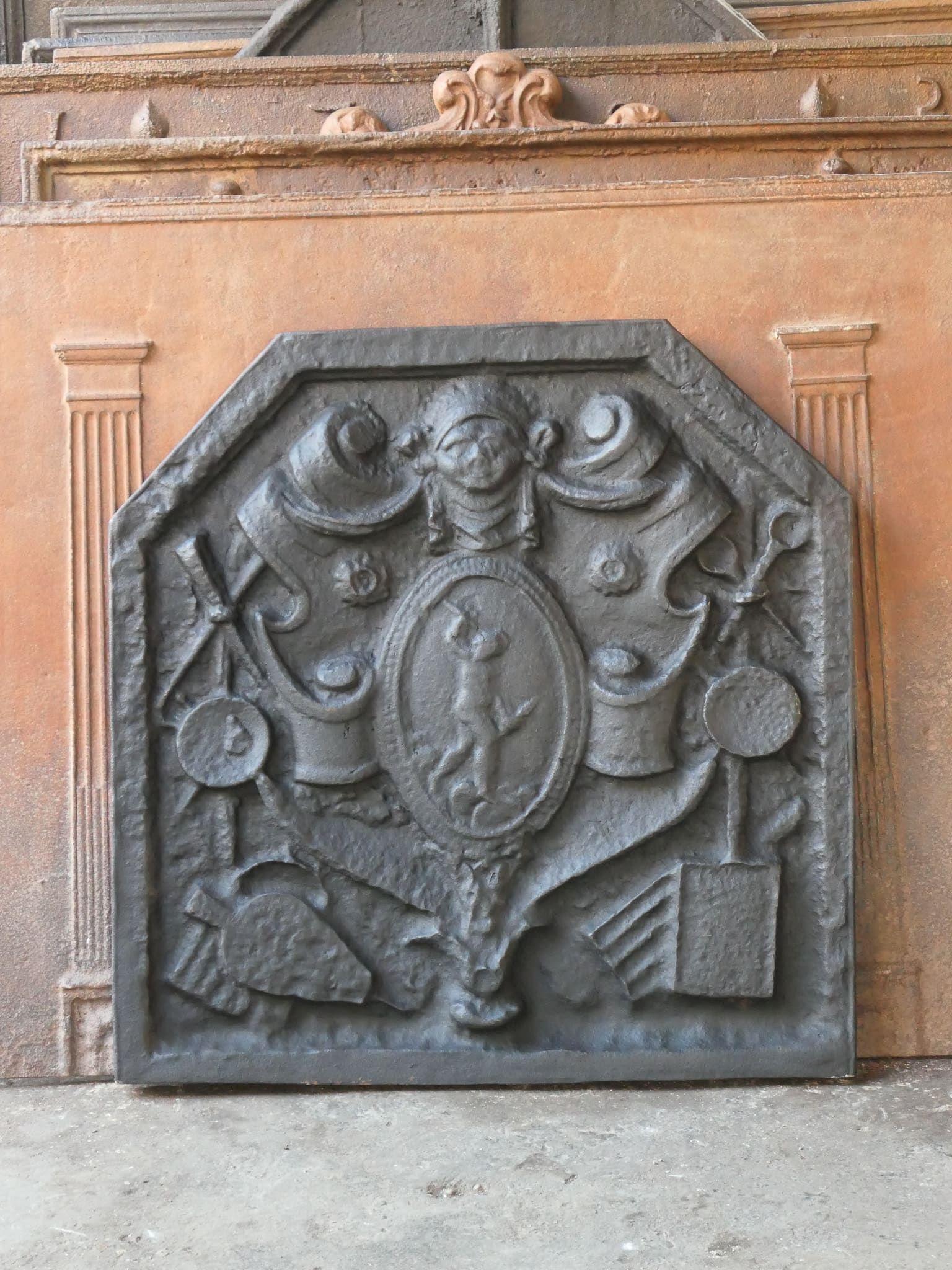 Plaque de cheminée de style victorien français du 20e siècle avec un blason inconnu. 

La plaque de cheminée est en fonte et a une patine noire/étain. Il est en bon état et ne présente pas de fissures.

Ce produit pèse plus de 65 kg / 143 lbs. Tous