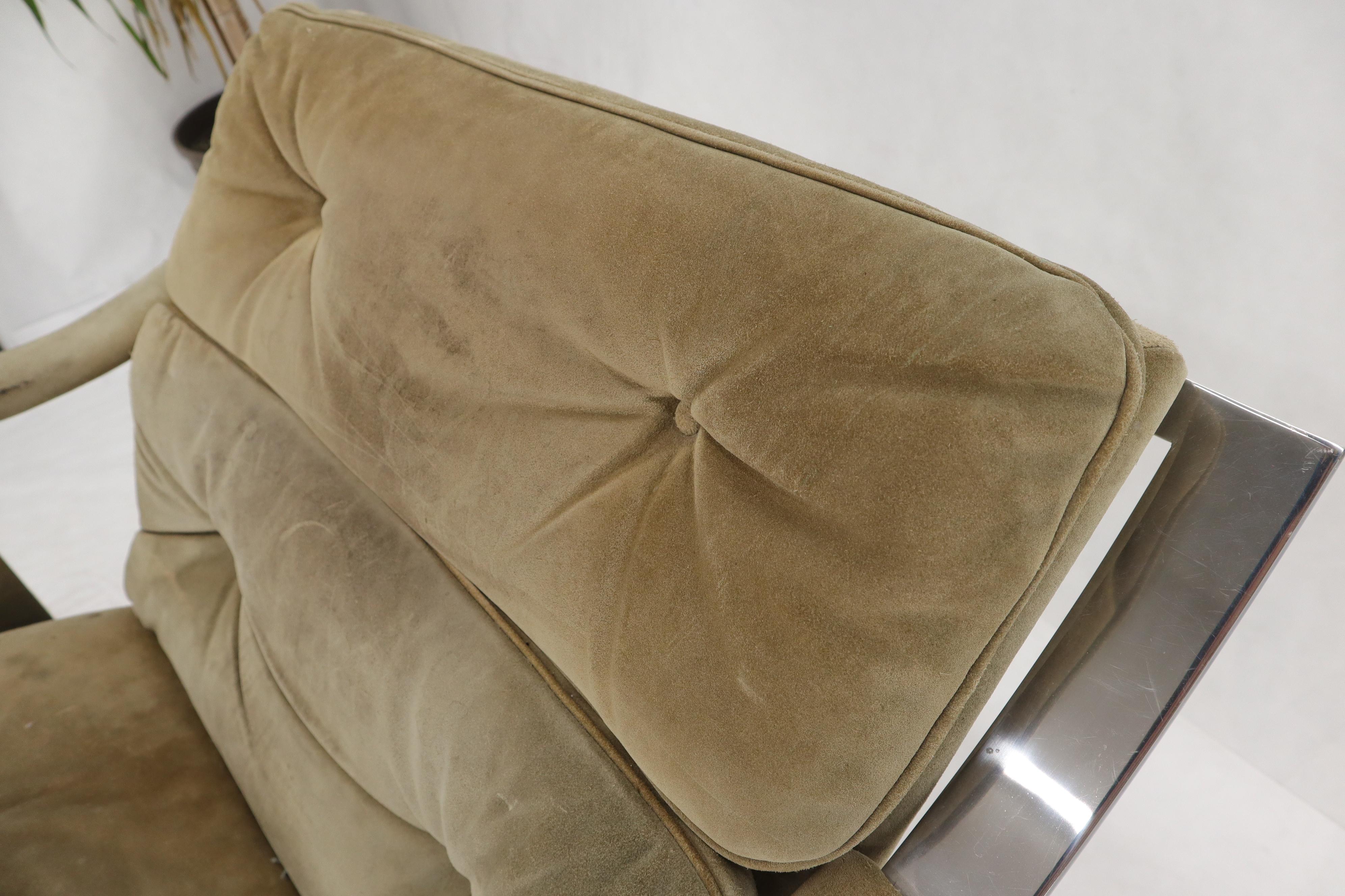 Chaise de salon moderne du milieu du siècle, rembourrée en daim, avec une base en acier inoxydable très lourde et épaisse.