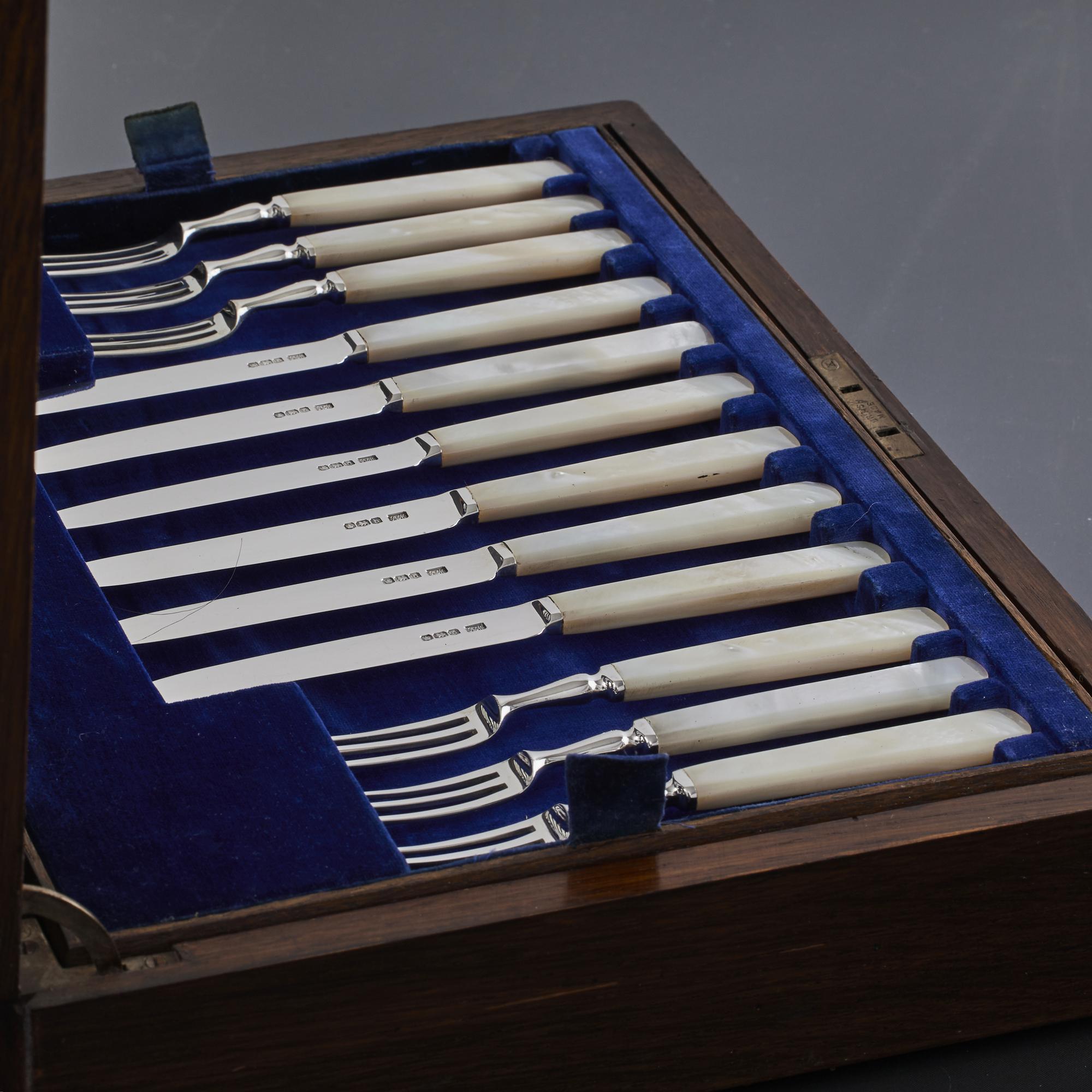 Set of 24 pairs of mother-of-pearl & silver fruit eaters In Good Condition For Sale In London, GB