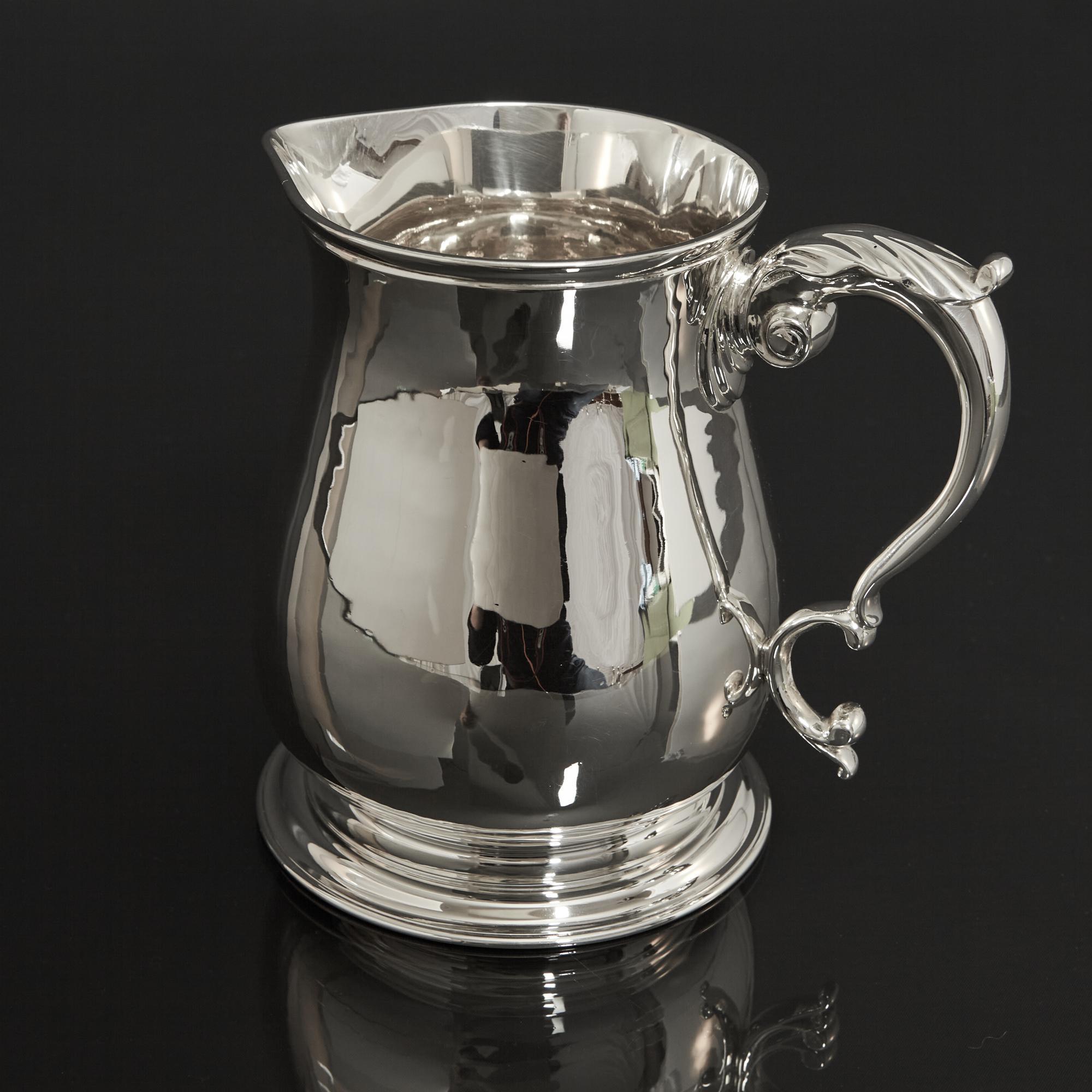 Jarra de agua de plata de grueso calibre Georgiano en venta